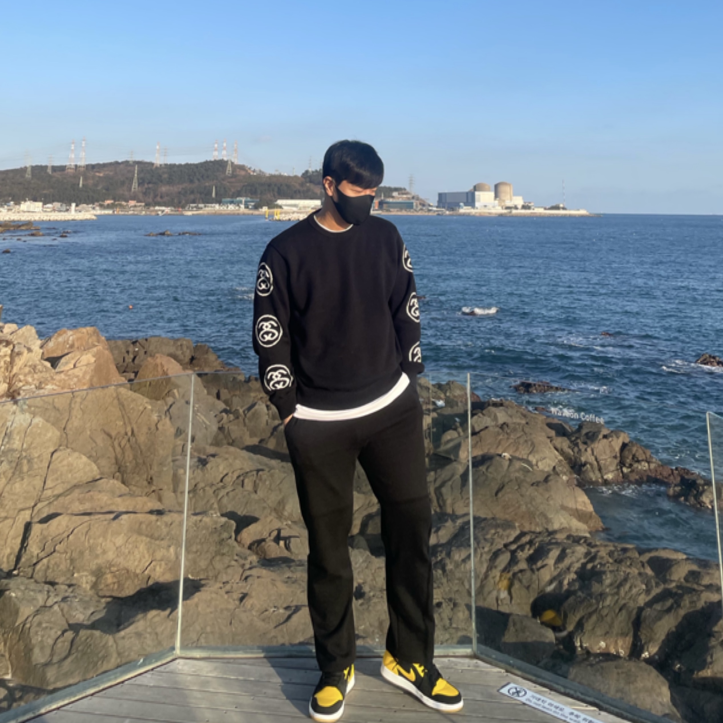 Jordan 1 Retro Mid New Love 2017, Stussy SS Link Sweater Black 착용 스타일