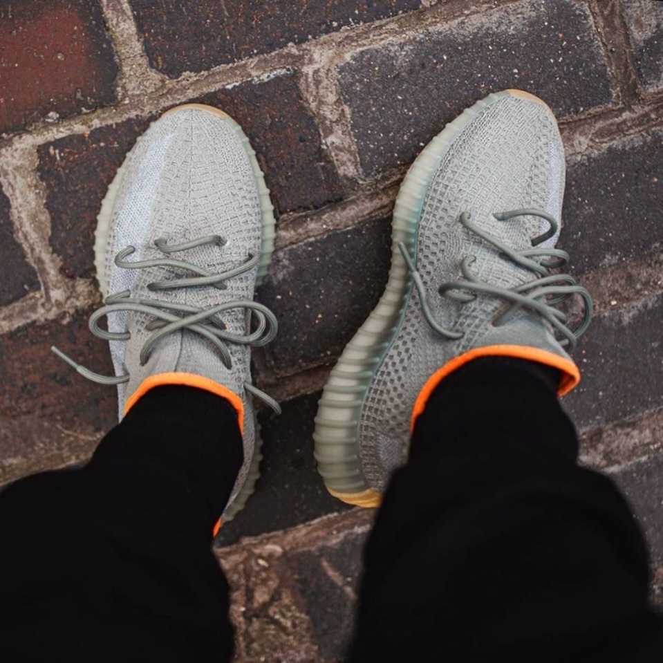 Adidas Yeezy Boost 350 V2 Desert Sage 착용 스타일