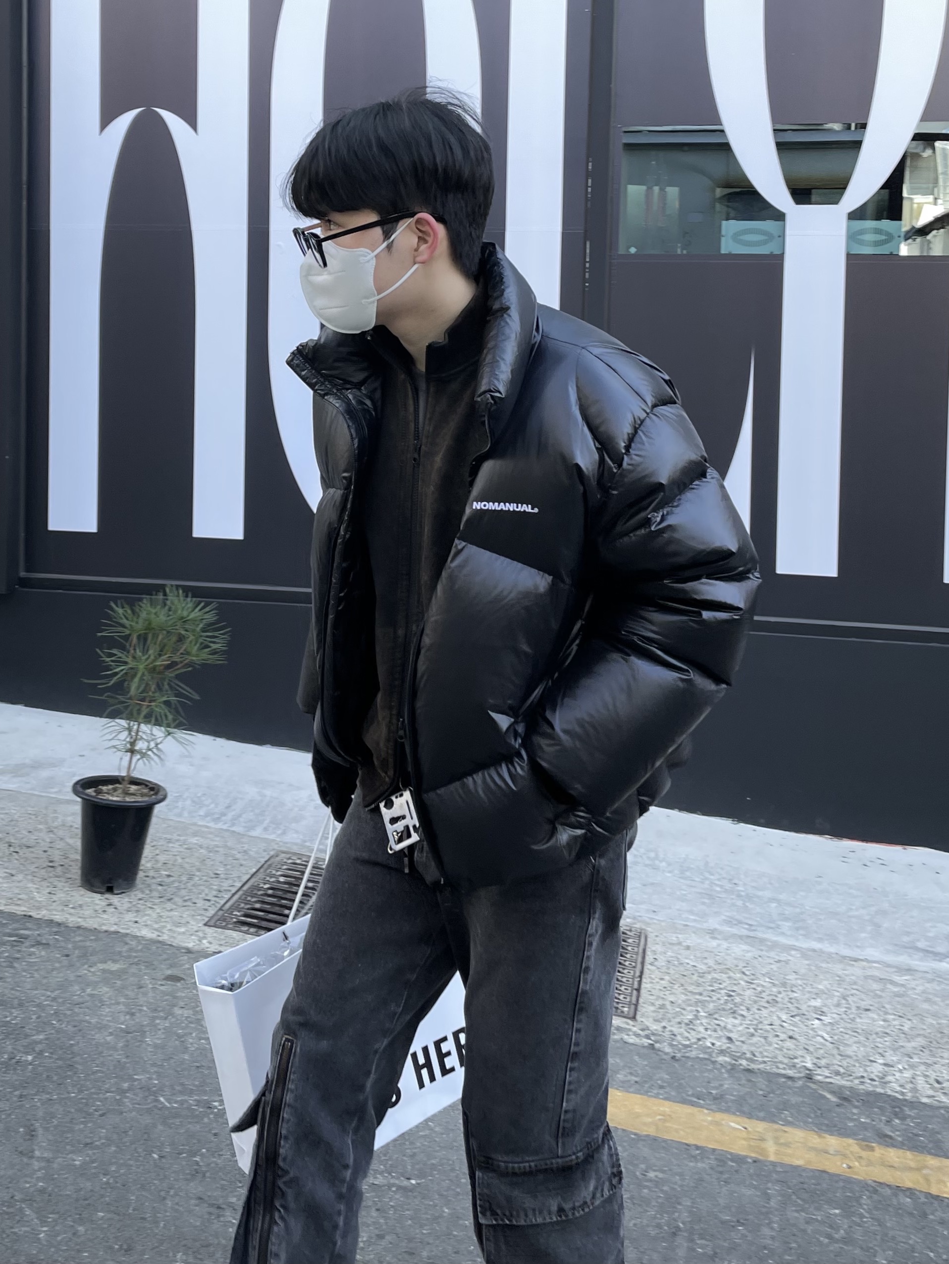 Adidas Yeezy Foam RNNR Onyx 착용 스타일 - 3