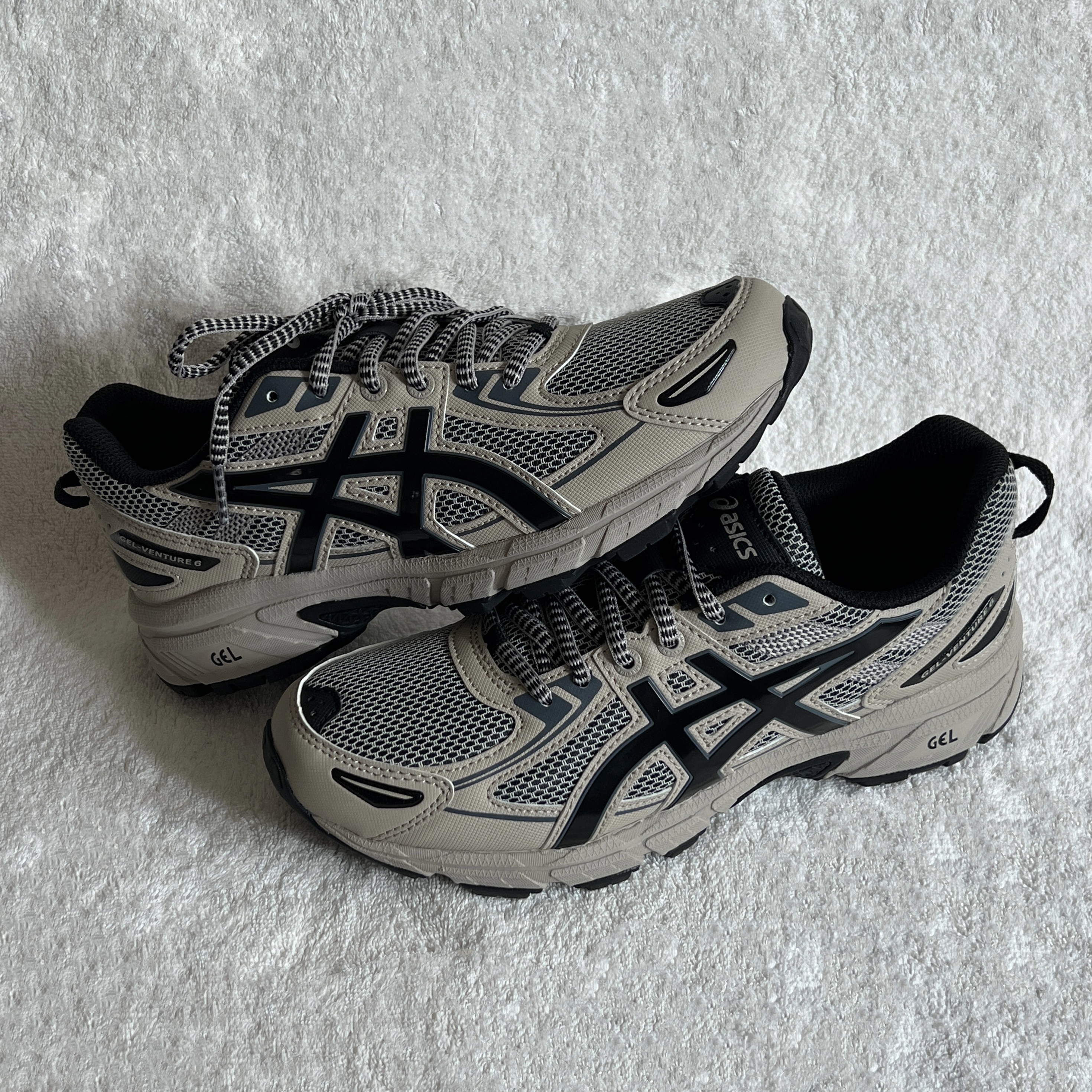 Asics Gel-Venture 6 Feather Grey Black 착용 스타일 - 3