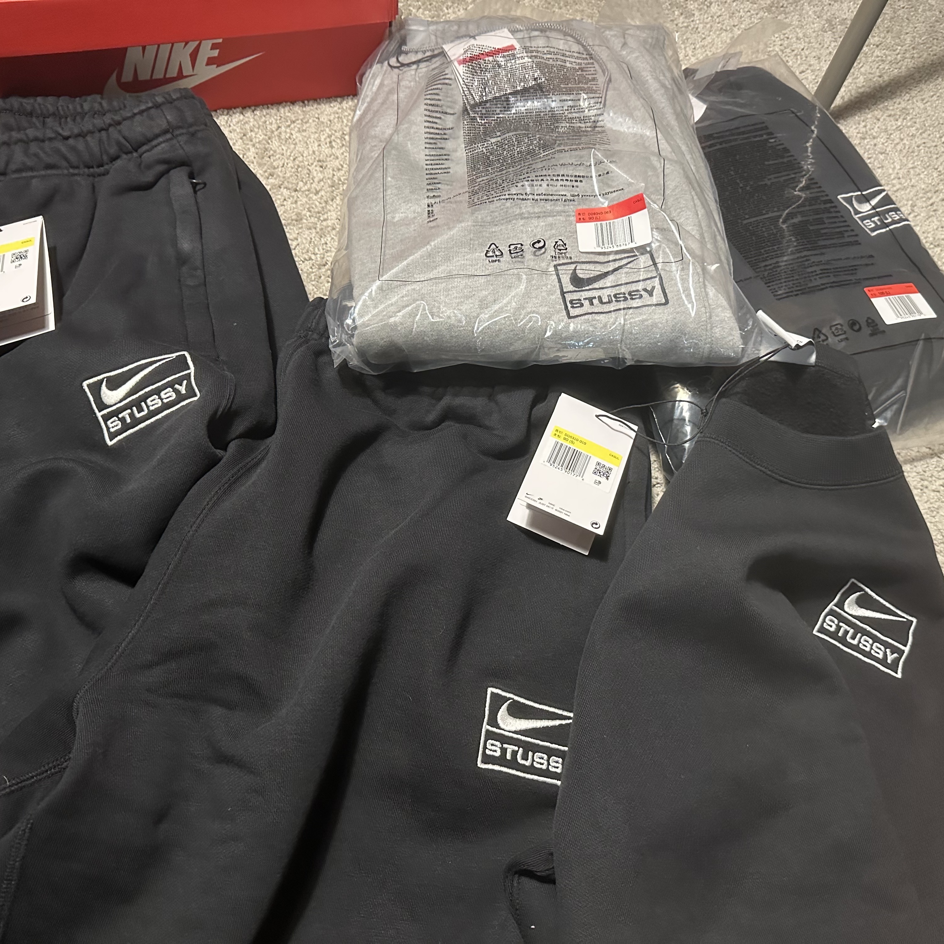 Nike x Stussy NRG Washed Fleece Pants Black (DO5296-010), Nike x Stussy NRG Washed Fleece Crewneck Black (DO5310-010) 착용 스타일 - 1