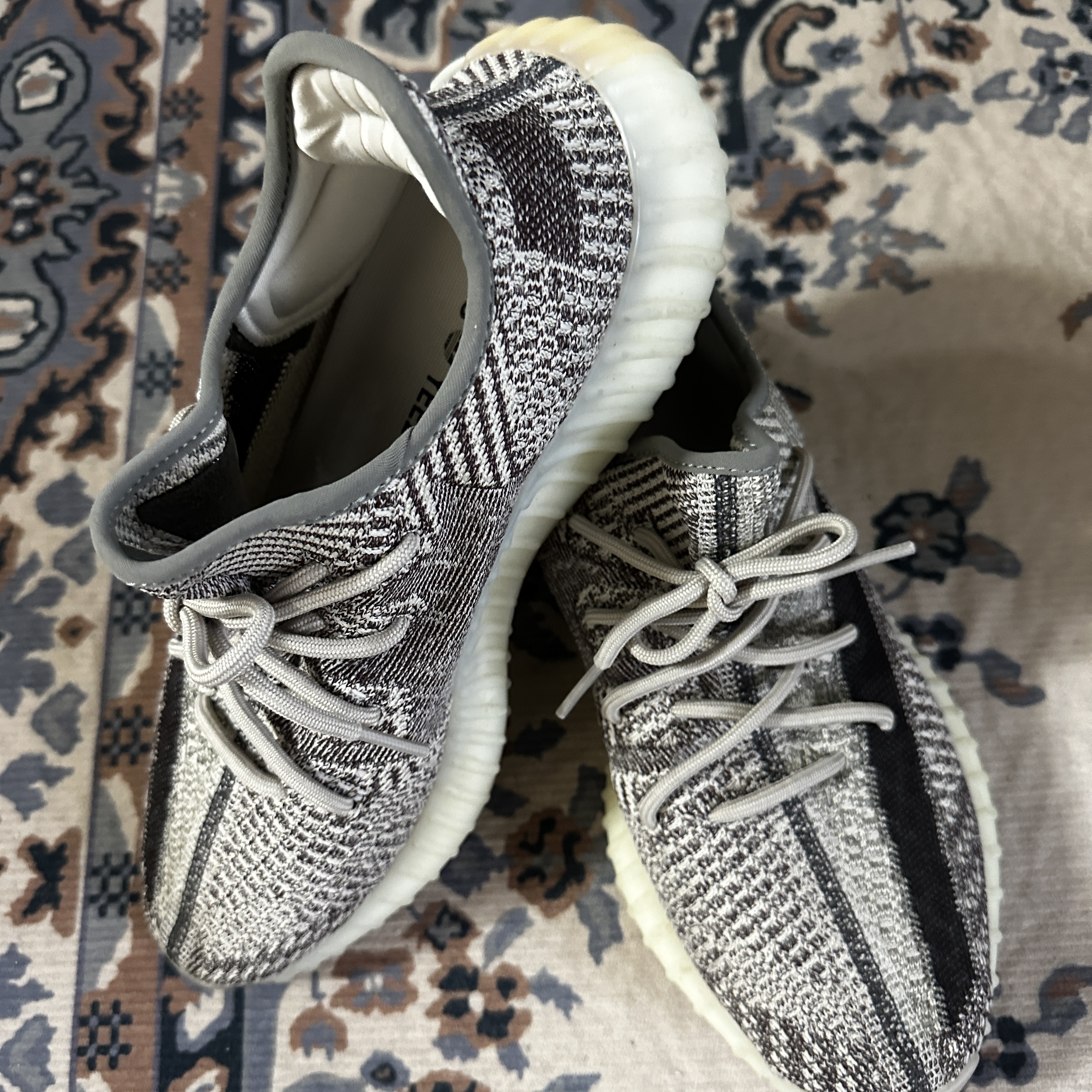 Adidas Yeezy Boost 350 V2 Zyon 착용 스타일 - 3