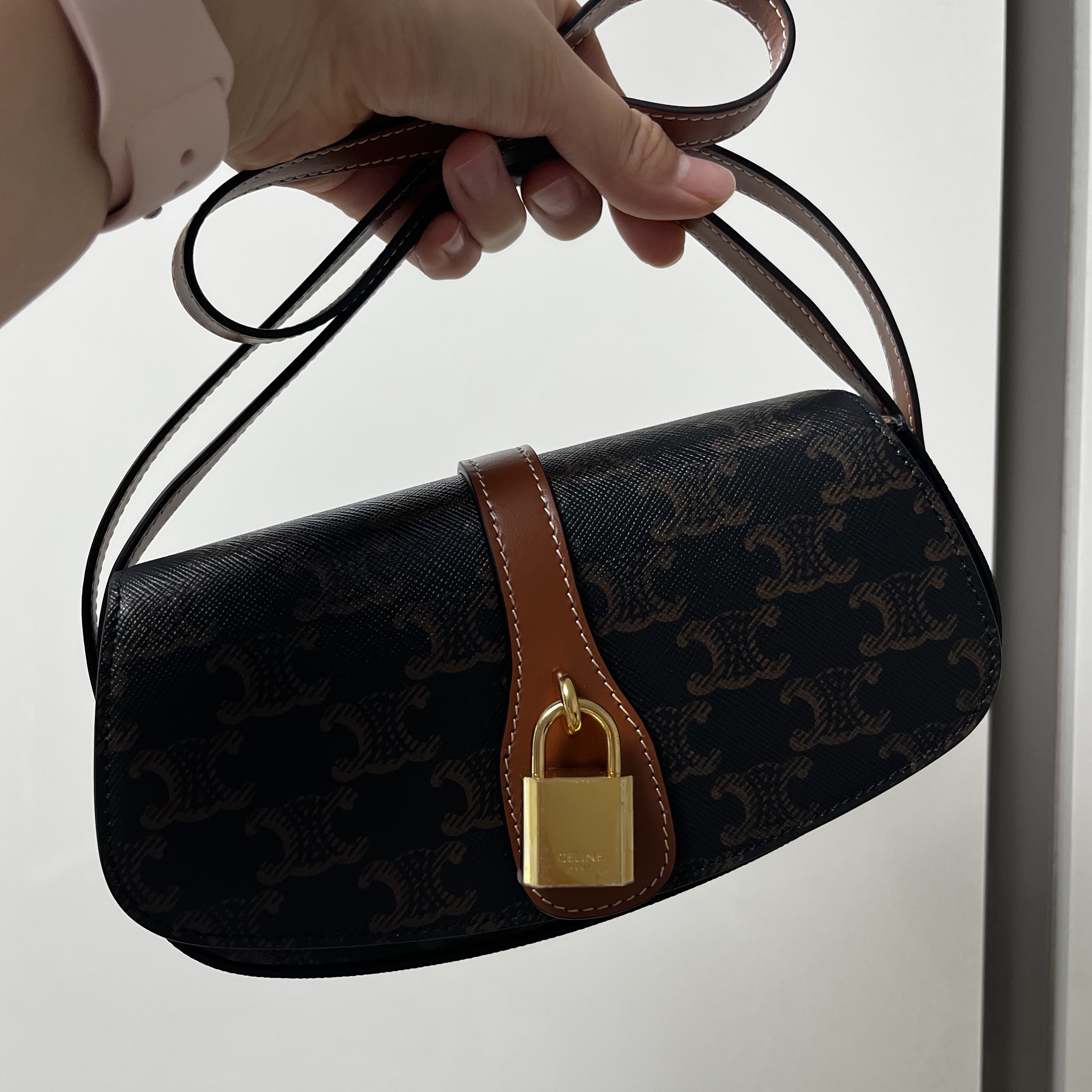 Celine Clutch On Strap Tabou in Triomphe Canvas Calfskin Tan 착용 스타일 - 2