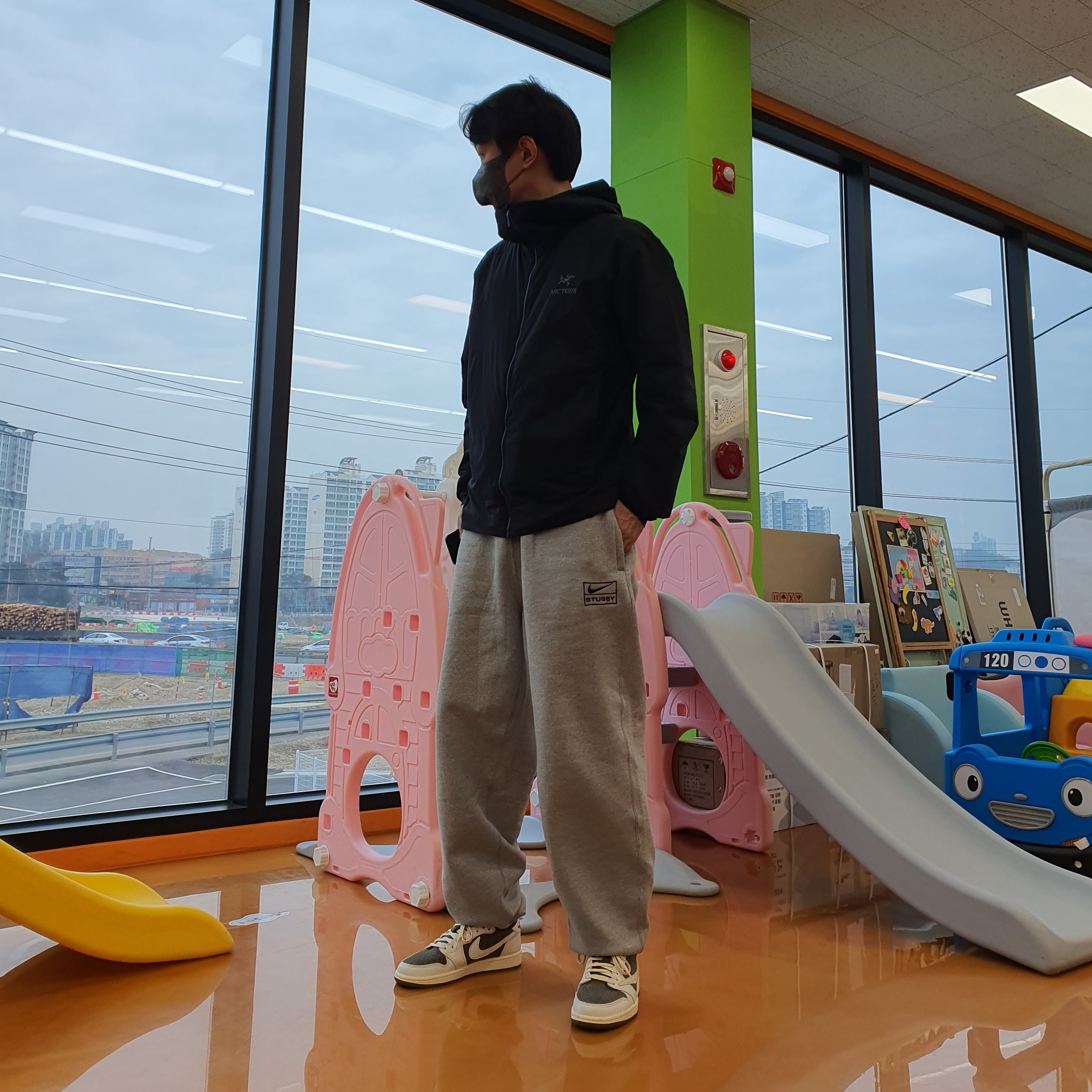 Arc'teryx Atom LT Hoody Black, Nike x Stussy NRG RA Fleece Pants Dark Grey Heather (DJ9490-063) 착용 스타일
