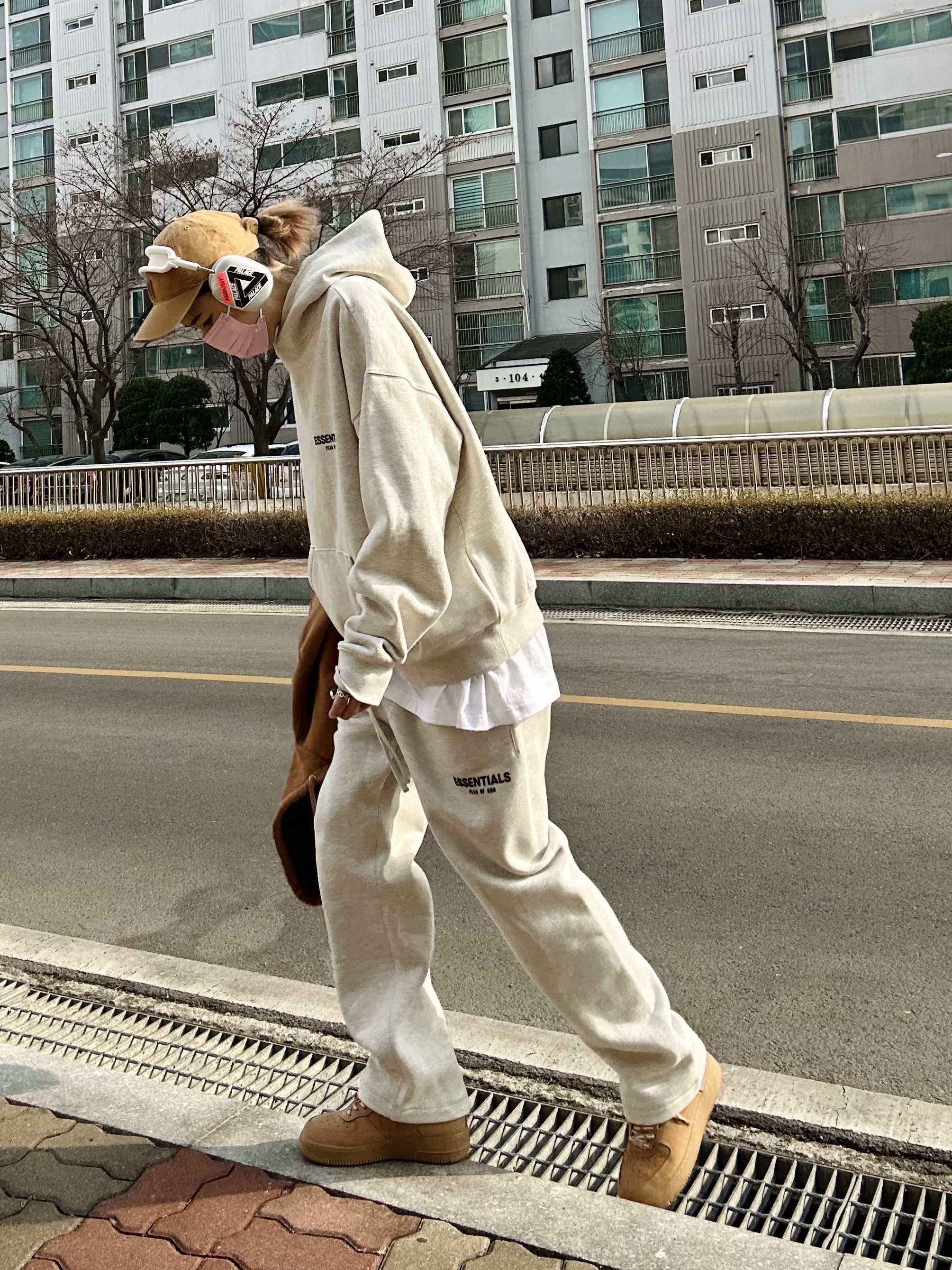 Nike x Supreme Air Force 1 Low Flax, Essentials The Core Collection Hoodie Light Oatmeal 착용 스타일 - 4