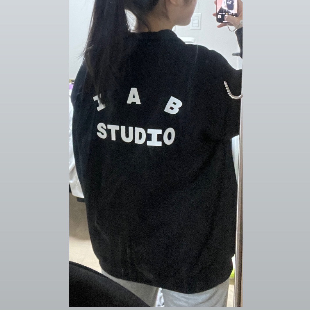 IAB Studio Half Zip-Up Black White 착용 스타일 - 2