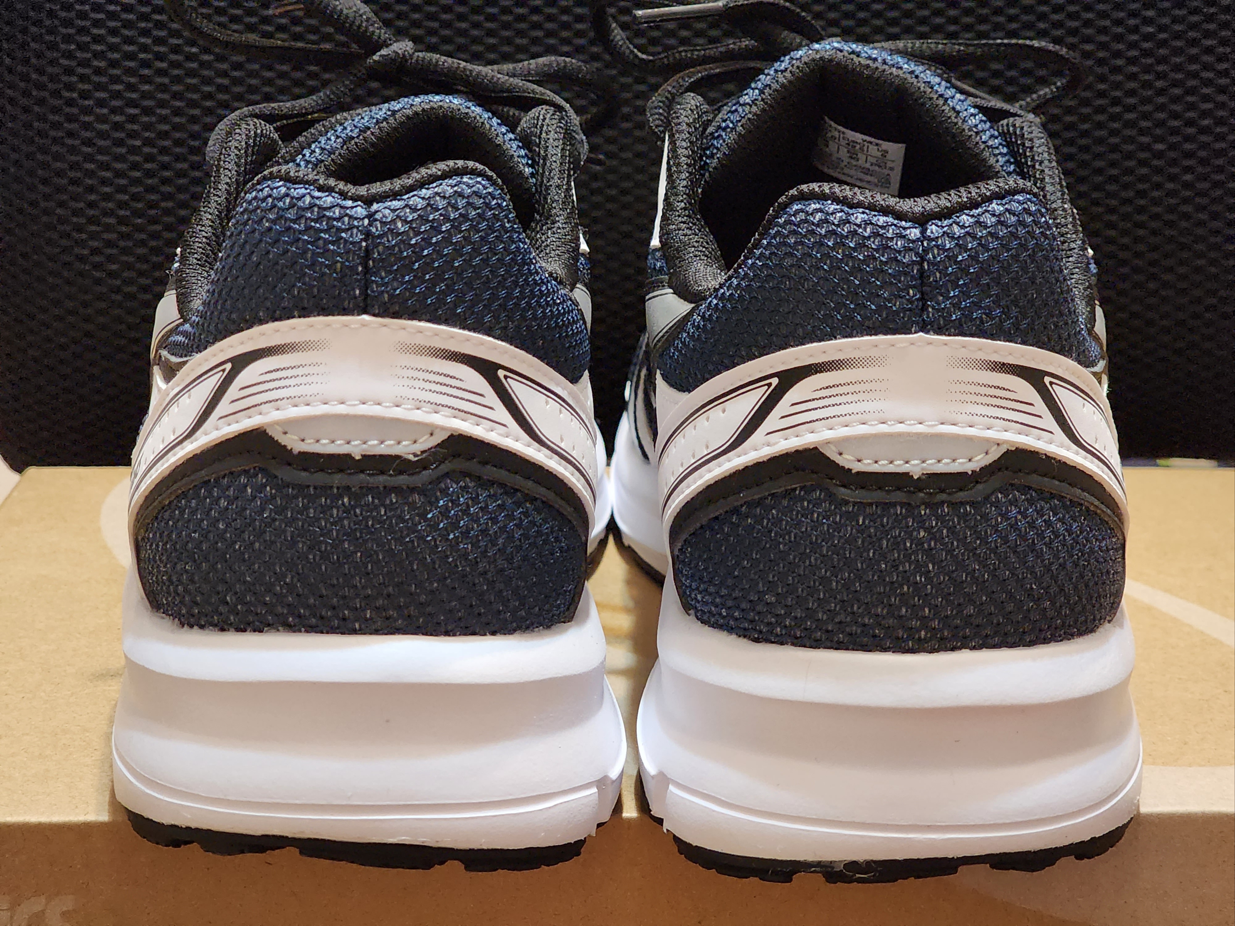 Asics Jog 100 S Navy Pure Silver - 2E Wide 착용 스타일 - 3