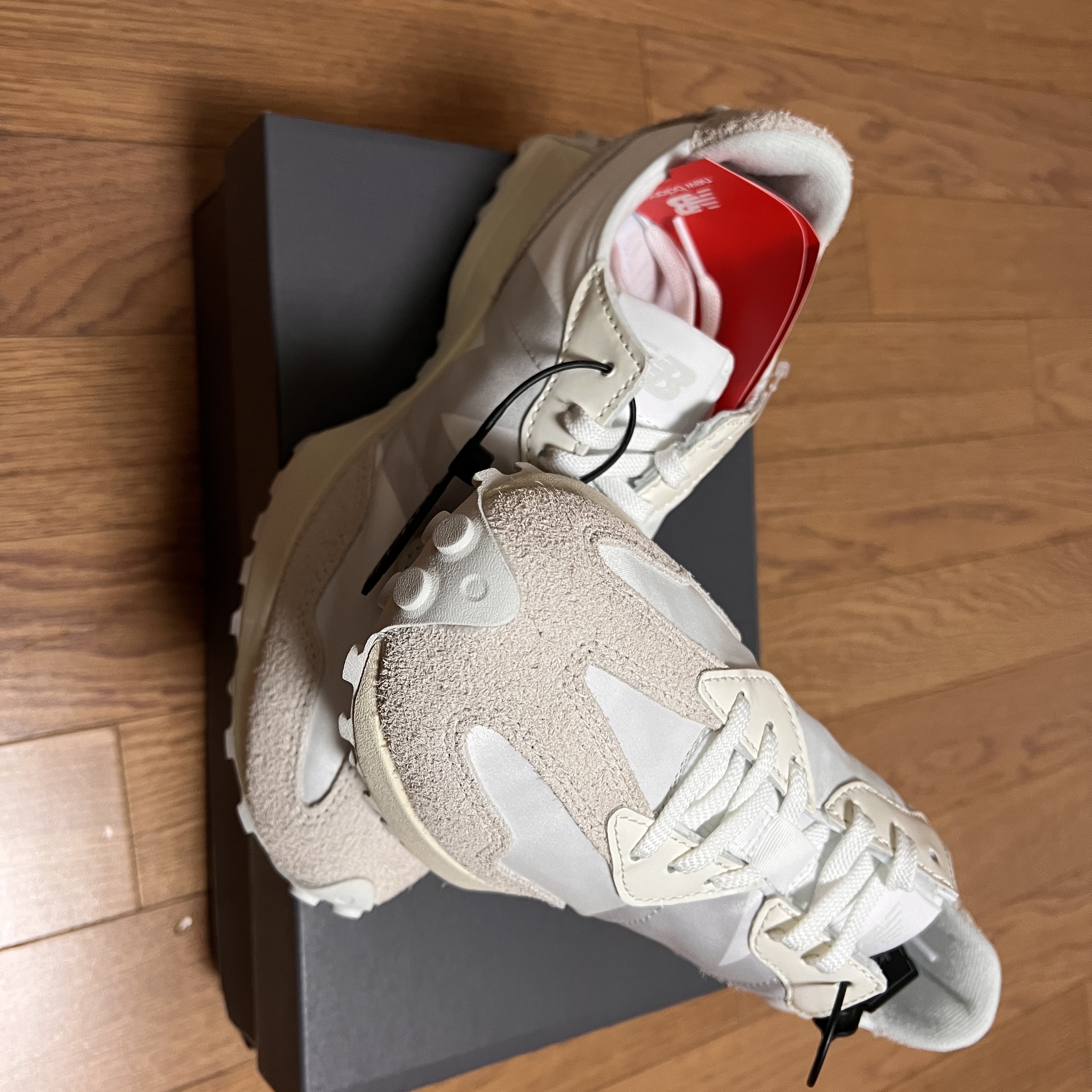 (W) New Balance 327 White Moonbeam 착용 스타일