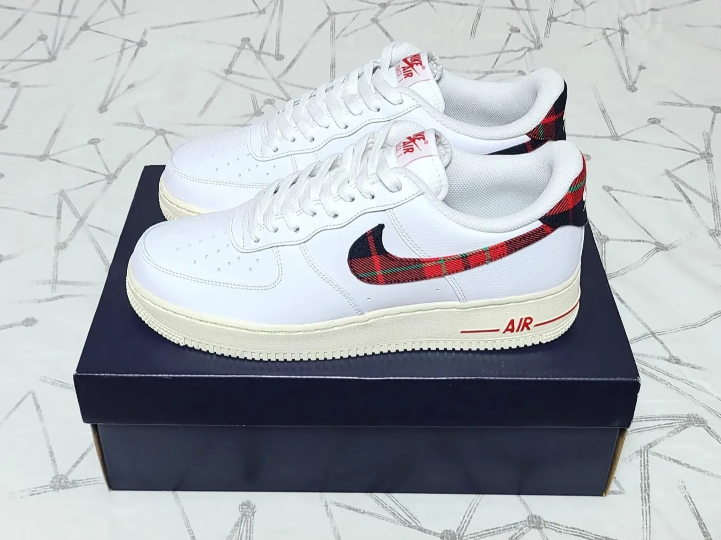 Nike Air Force 1 Low University Red Stadium Green 착용 스타일 - 2