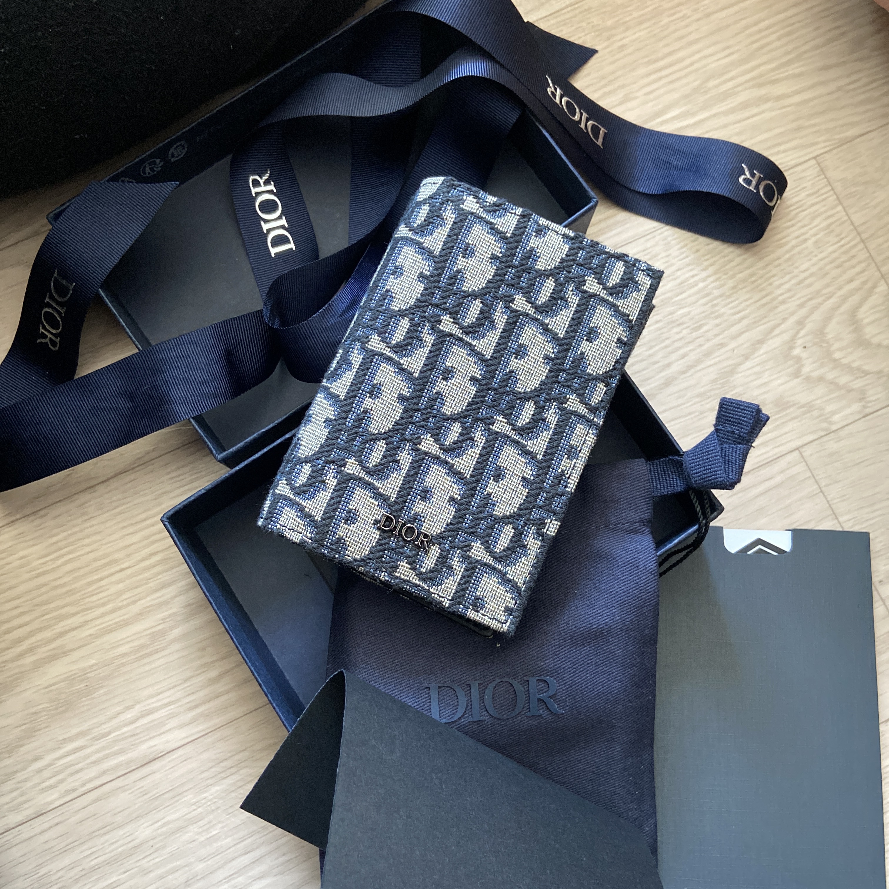 Dior Bi-Fold Card Holder Beige & Black Dior Oblique Jacquard 착용 스타일