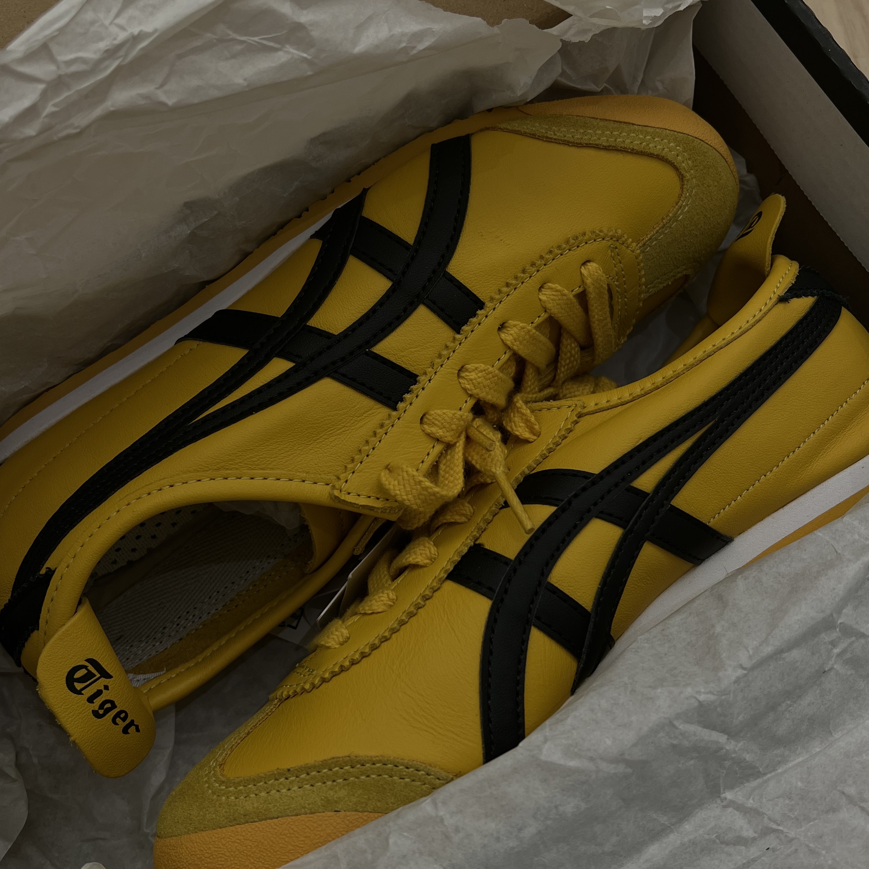 Onitsuka Tiger Mexico 66 Yellow Black 착용 스타일