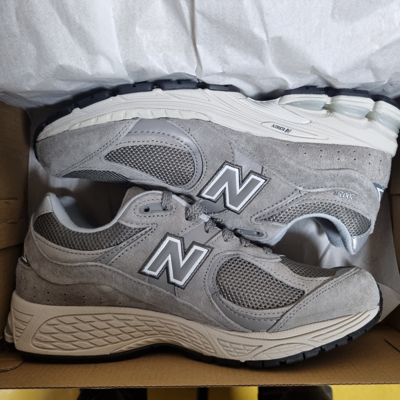 New Balance 2002R Grey 착용 스타일