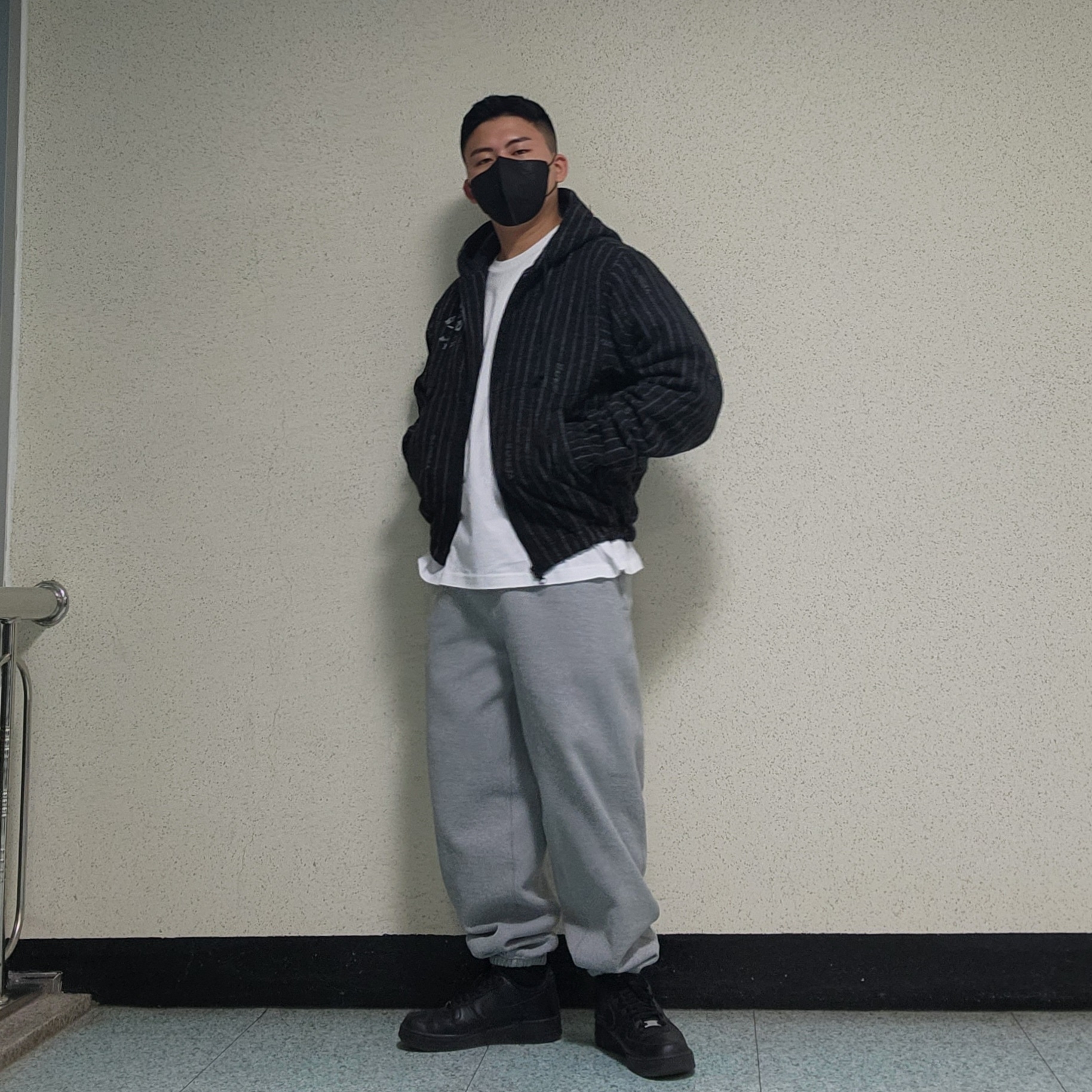 Nike x Stussy NRG Striped Wool Jacket Black (DR4023-010), Nike x Stussy NRG RA Fleece Pants Dark Grey Heather (DJ9490-063) 착용 스타일 - 3