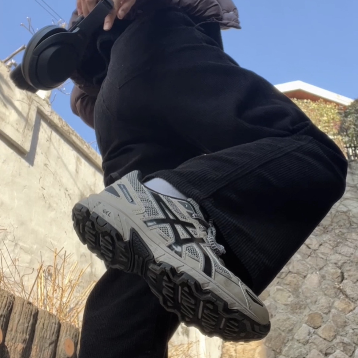 Asics Gel-Venture 6 Feather Grey Black 착용 스타일 - 4