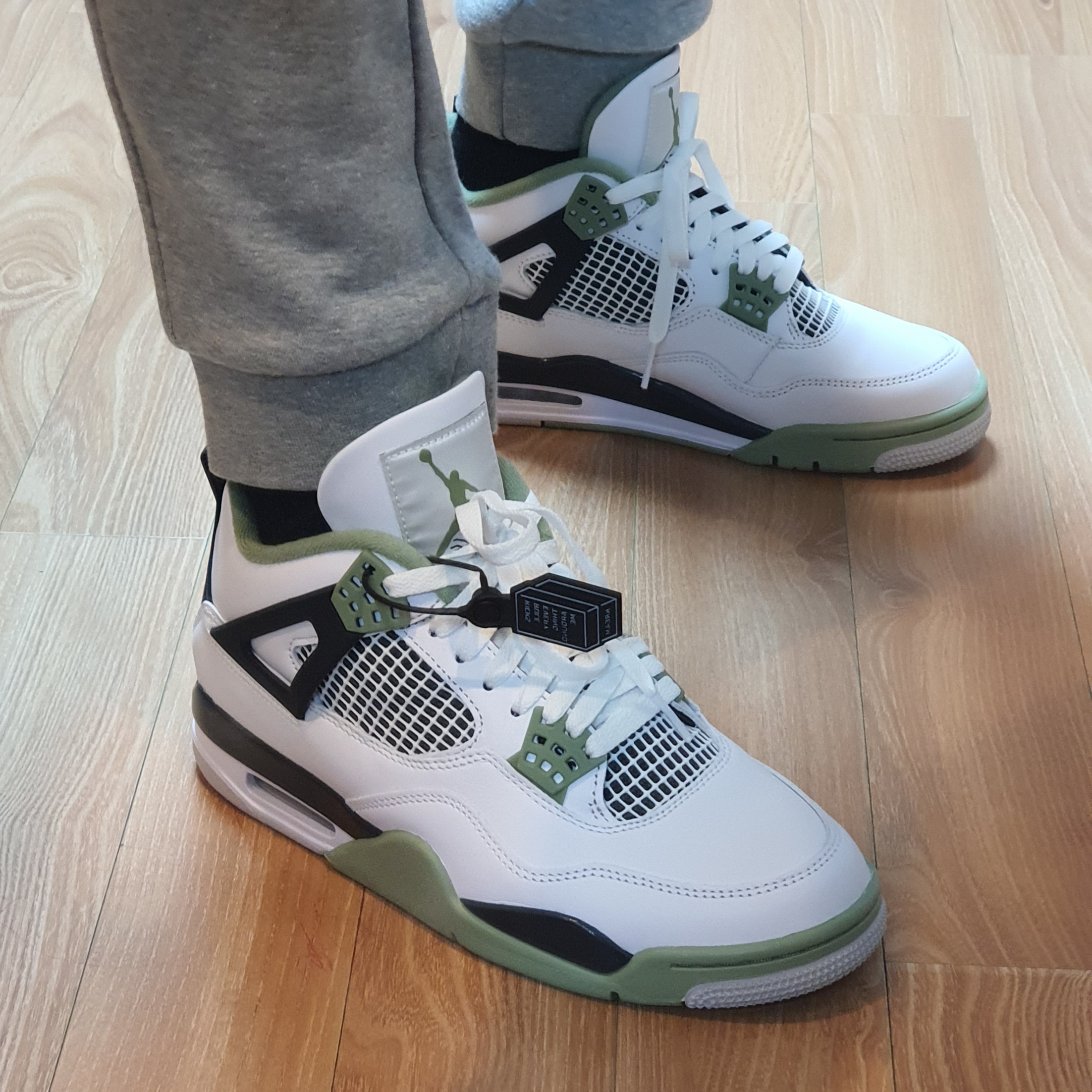 (W) Jordan 4 Retro Oil Green 착용 스타일 - 1