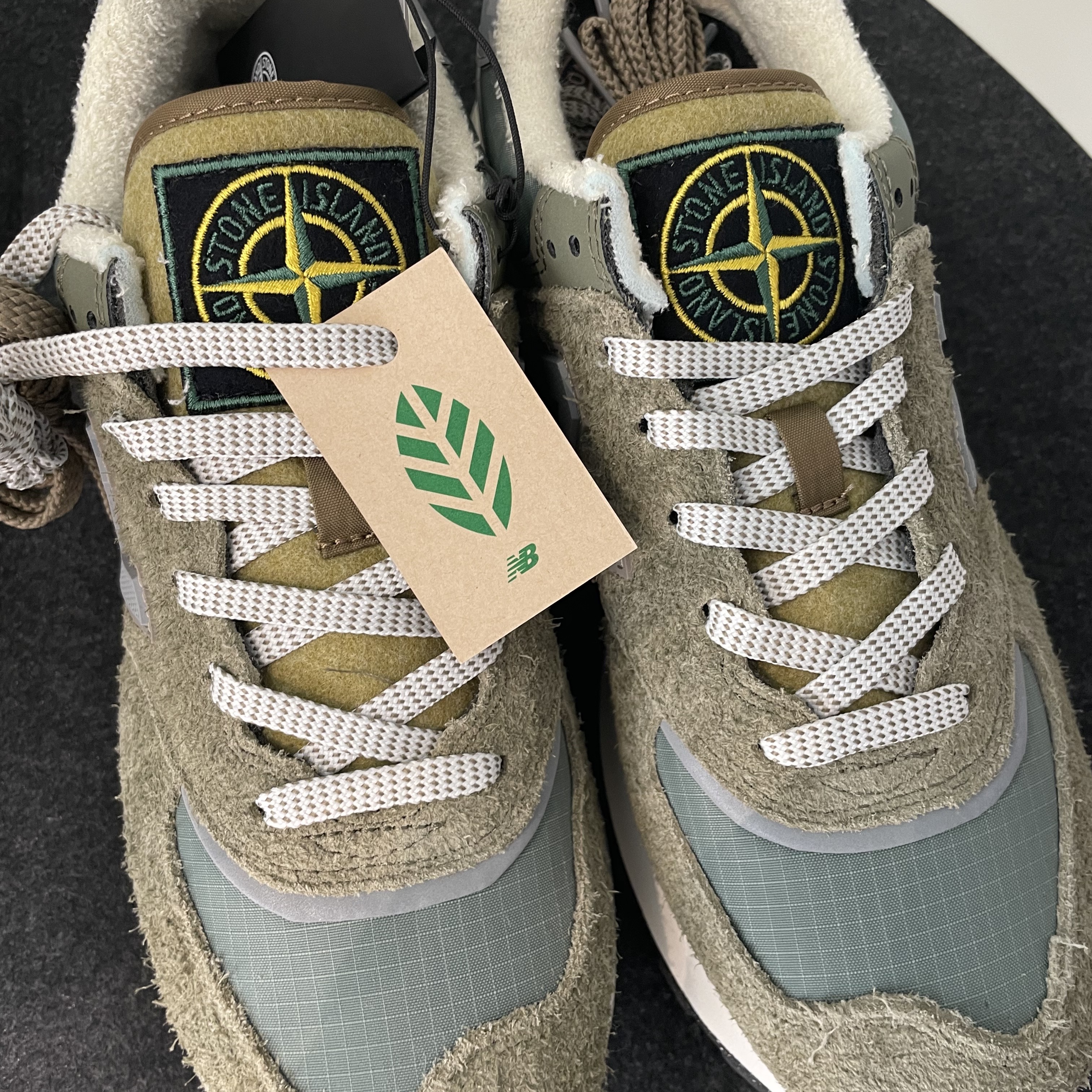 New Balance x Stone Island 574 Legacy Green 착용 스타일 - 1