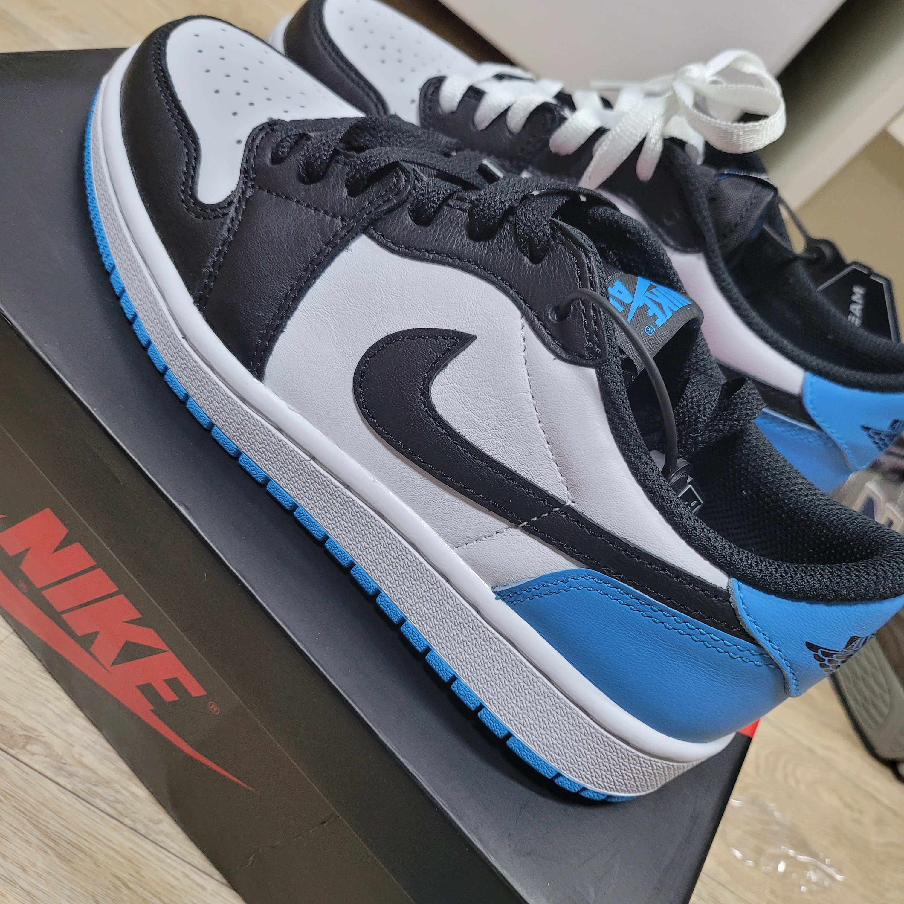 (W) Jordan 1 Retro Low OG Black and Dark Powder Blue 착용 스타일 - 3