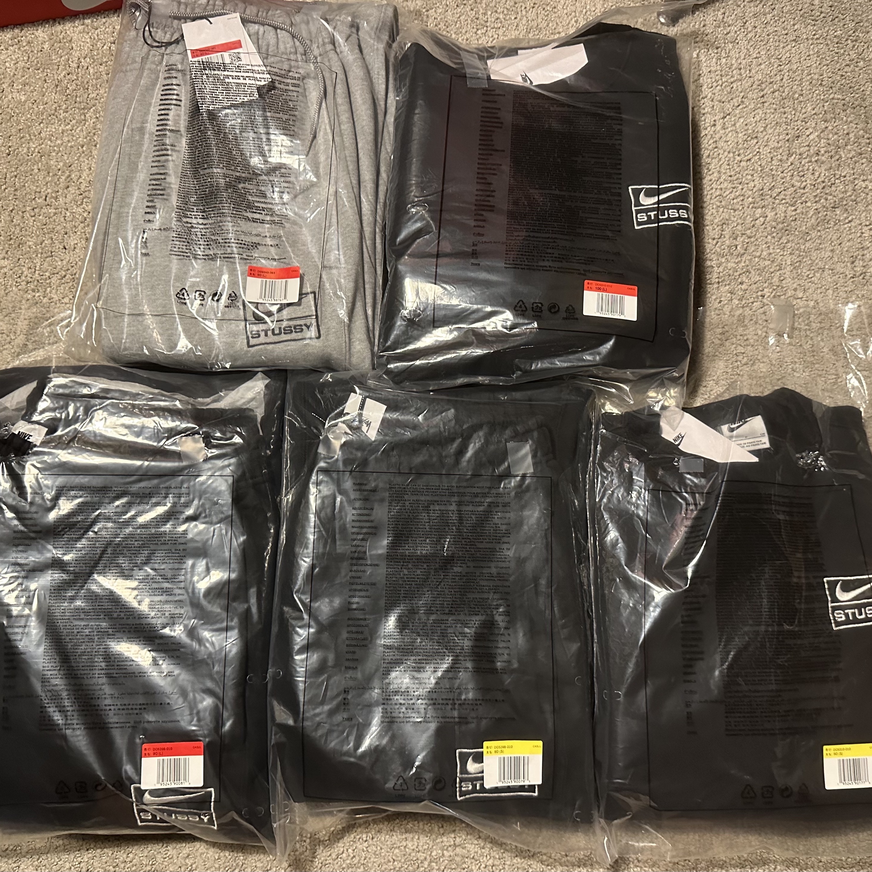 Nike x Stussy NRG Washed Fleece Pants Black (DO5296-010), Nike x Stussy NRG Washed Fleece Crewneck Black (DO5310-010) 착용 스타일 - 2