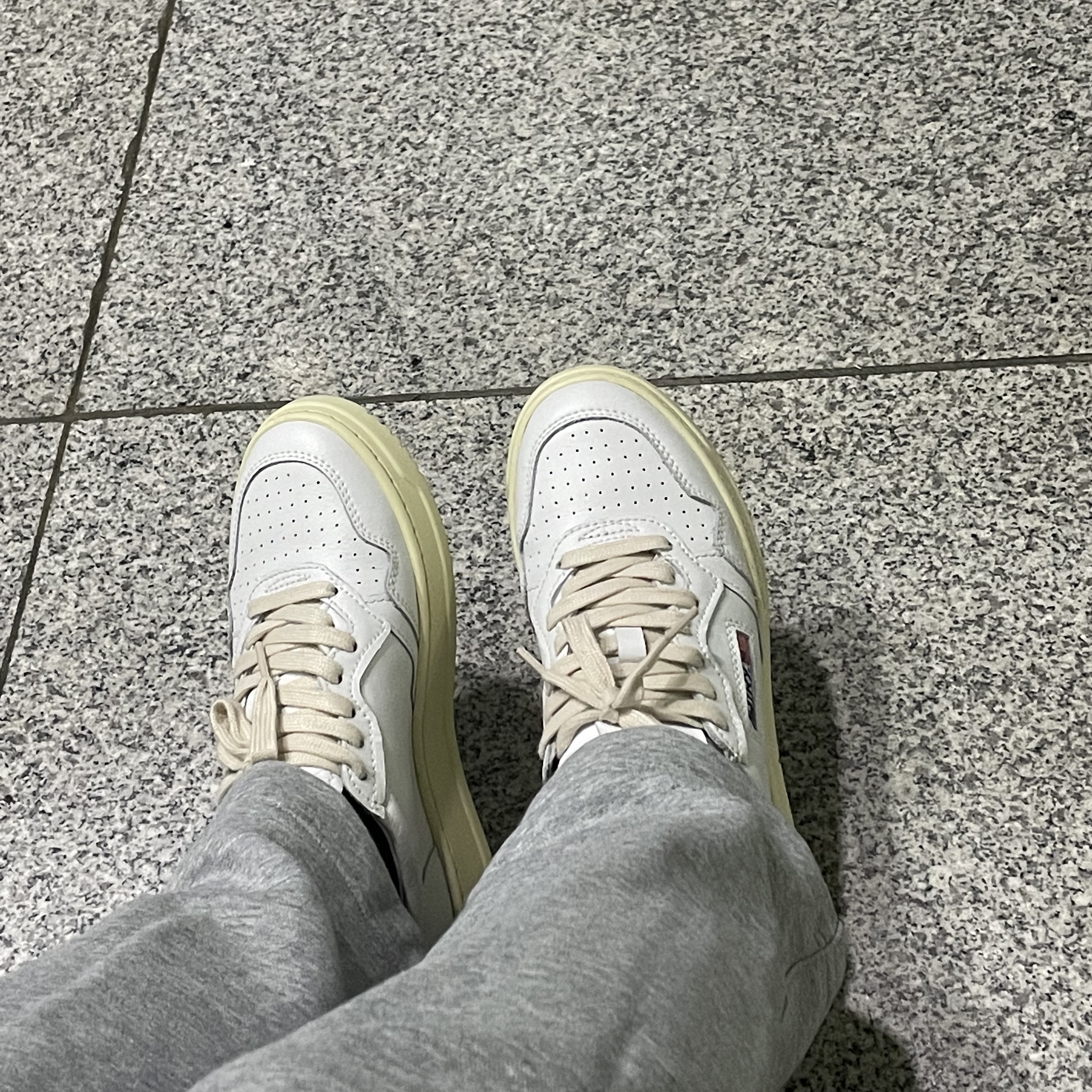 (W) Autry Medalist Low Leather Sneakers White 착용 스타일 - 1