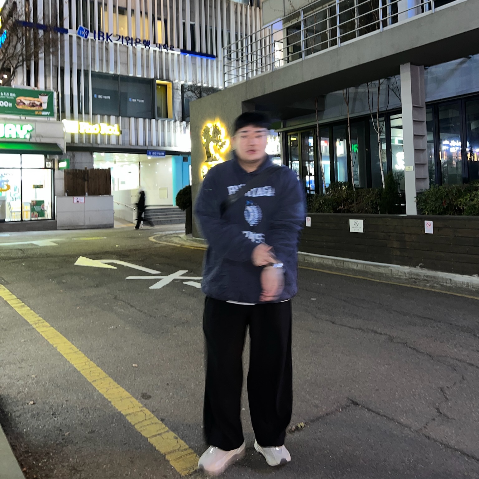 Balenciaga Oversized College 1917 Hoodie Blue, Adidas Yeezy Boost 700 Analog 2019 착용 스타일 - 3