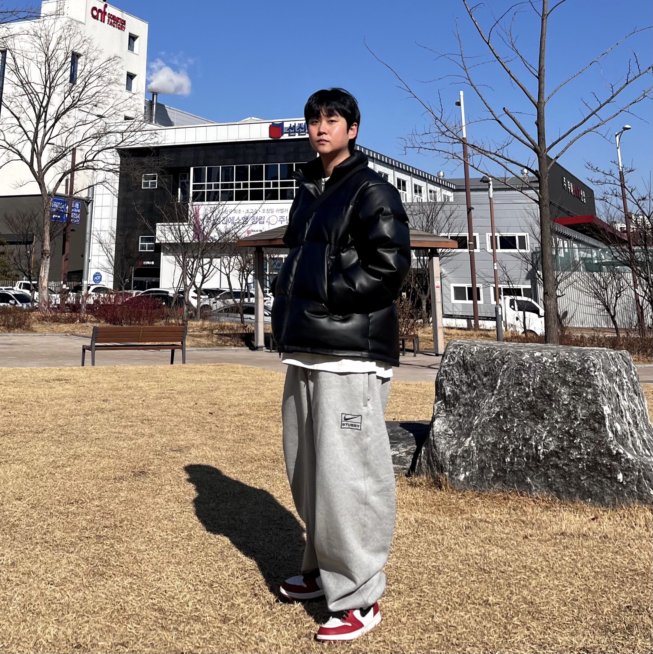 Jordan 1 Retro High OG Chicago 2022, Nike x Stussy NRG Fleece Pants Dark Grey Heather (DO9340-063) 착용 스타일