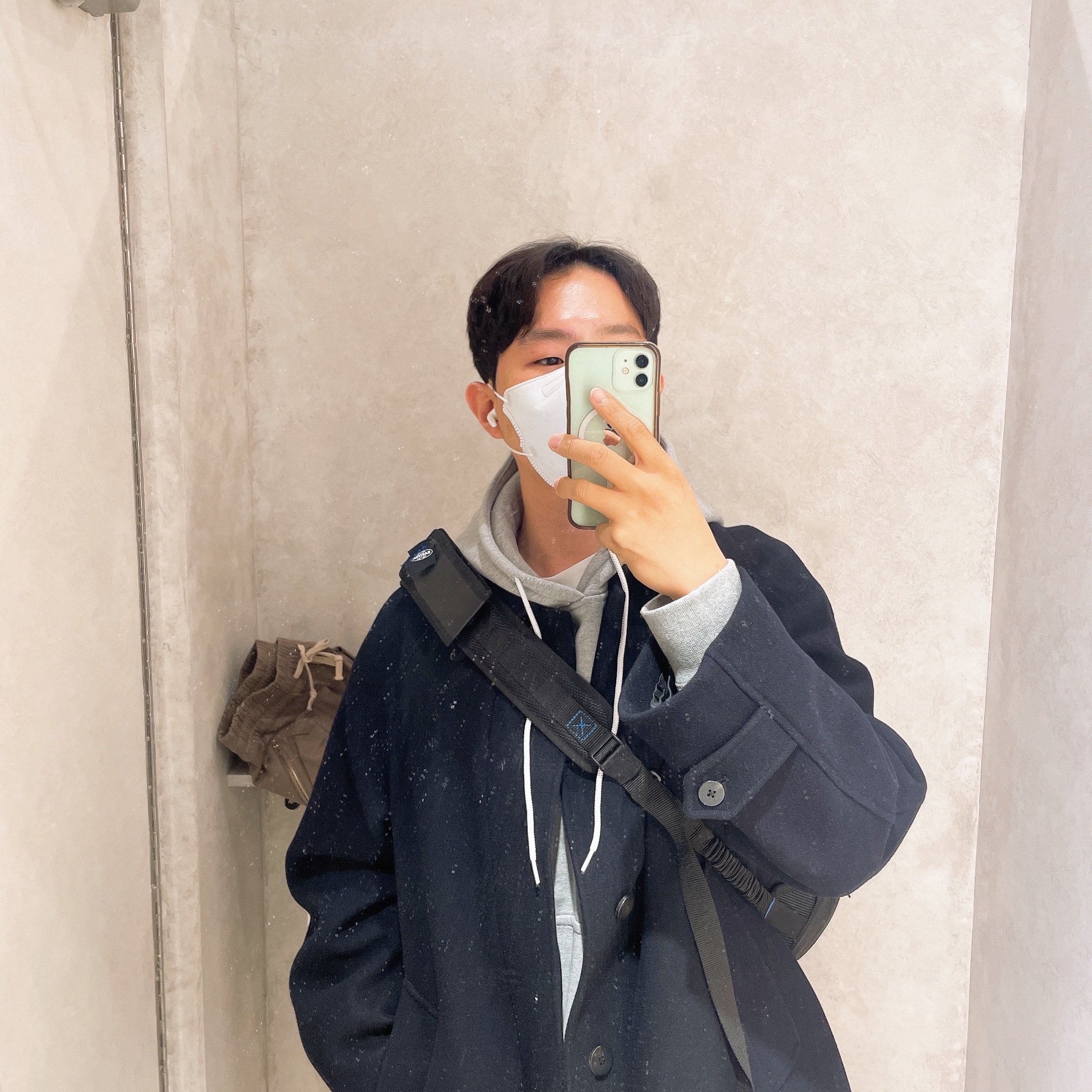 Ader Error x Eastpak Up-Down Sling Black, Nike NRG Solo Swoosh Fleece Hoodie Dark Grey Heather - Asia 착용 스타일