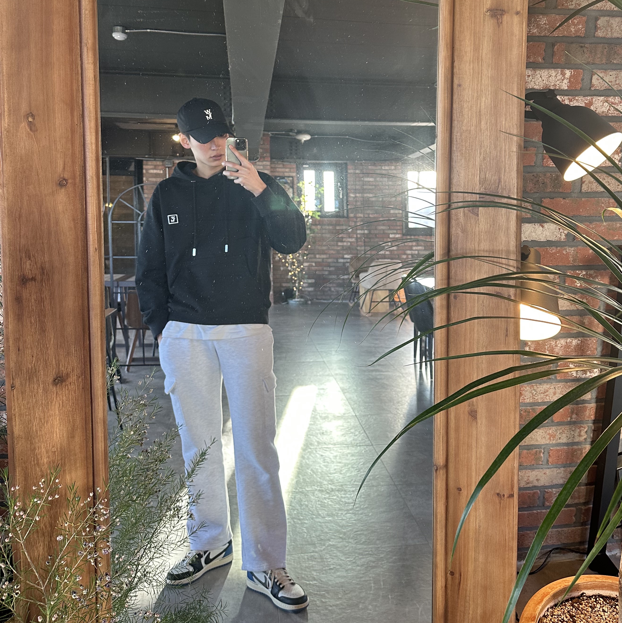 Wooyoungmi Cotton Back Logo Hooded Sweatshirt Black - 23SS, Wooyoungmi White Logo Ball Cap Black 착용 스타일