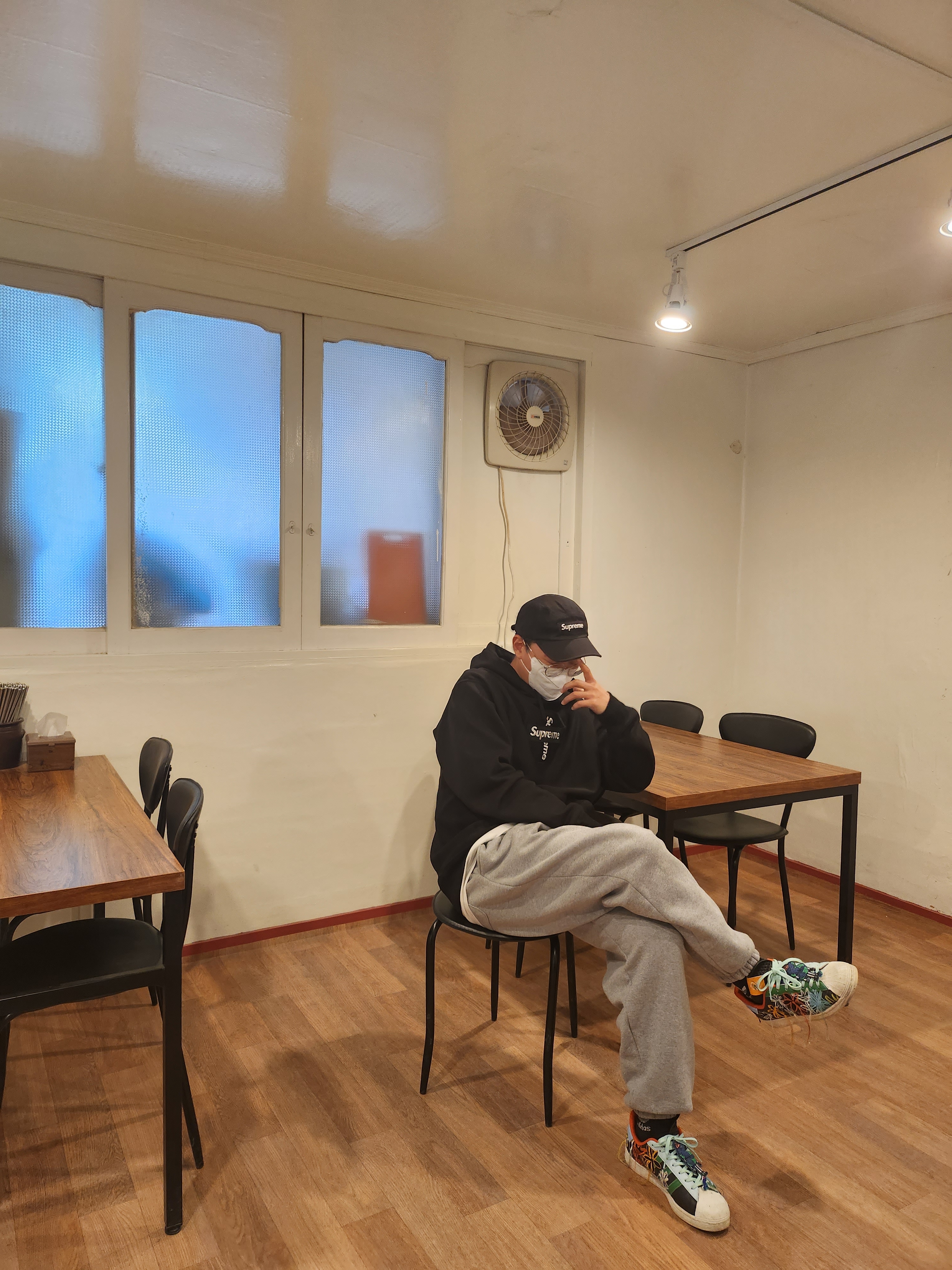 Supreme Cross Box Logo Hooded Sweatshirt Black - 20FW, Adidas x Sean Wotherspoon Superstar Superearth Black 착용 스타일 - 1