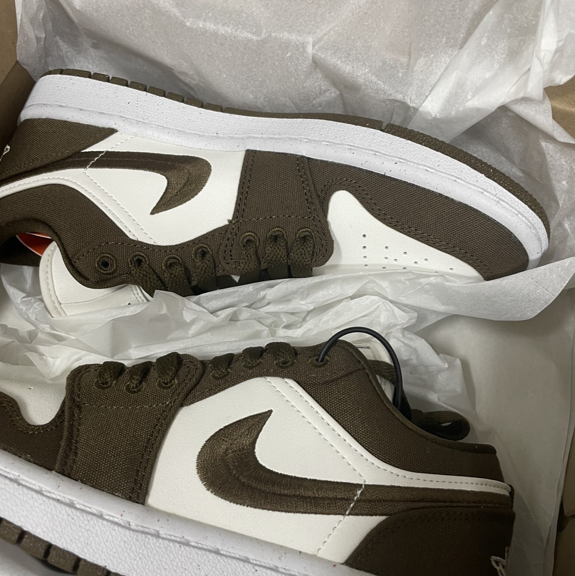(W) Jordan 1 Low SE Light Olive 착용 스타일 - 1