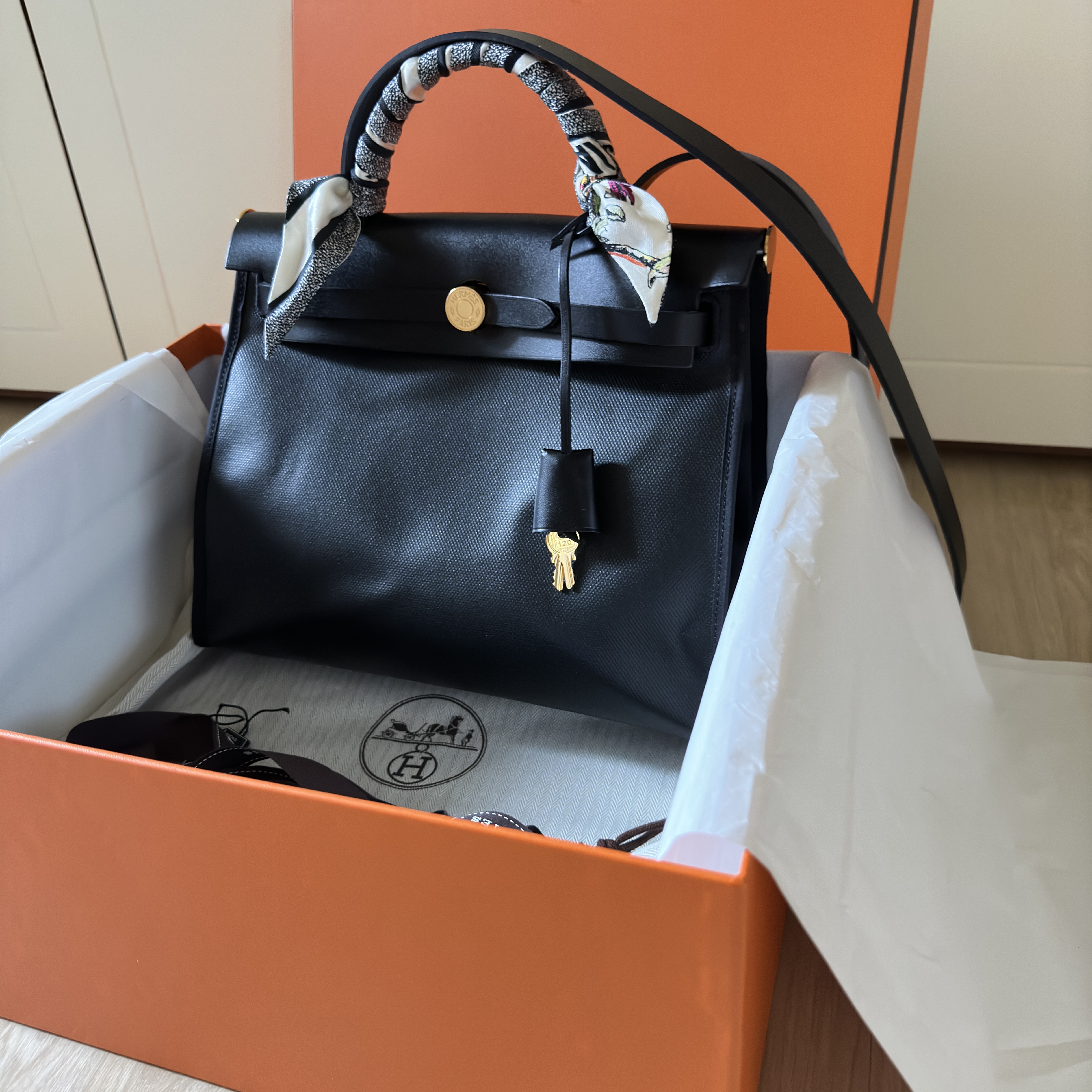 Hermes Herbag Zip 31 Bag Sellier H Berlin Canvas Hunter Cowhide & Gold Noir Ecru, (W) Dior Oblique Mitzah Scarf Silk Twill Navy Blue 착용 스타일 - 1