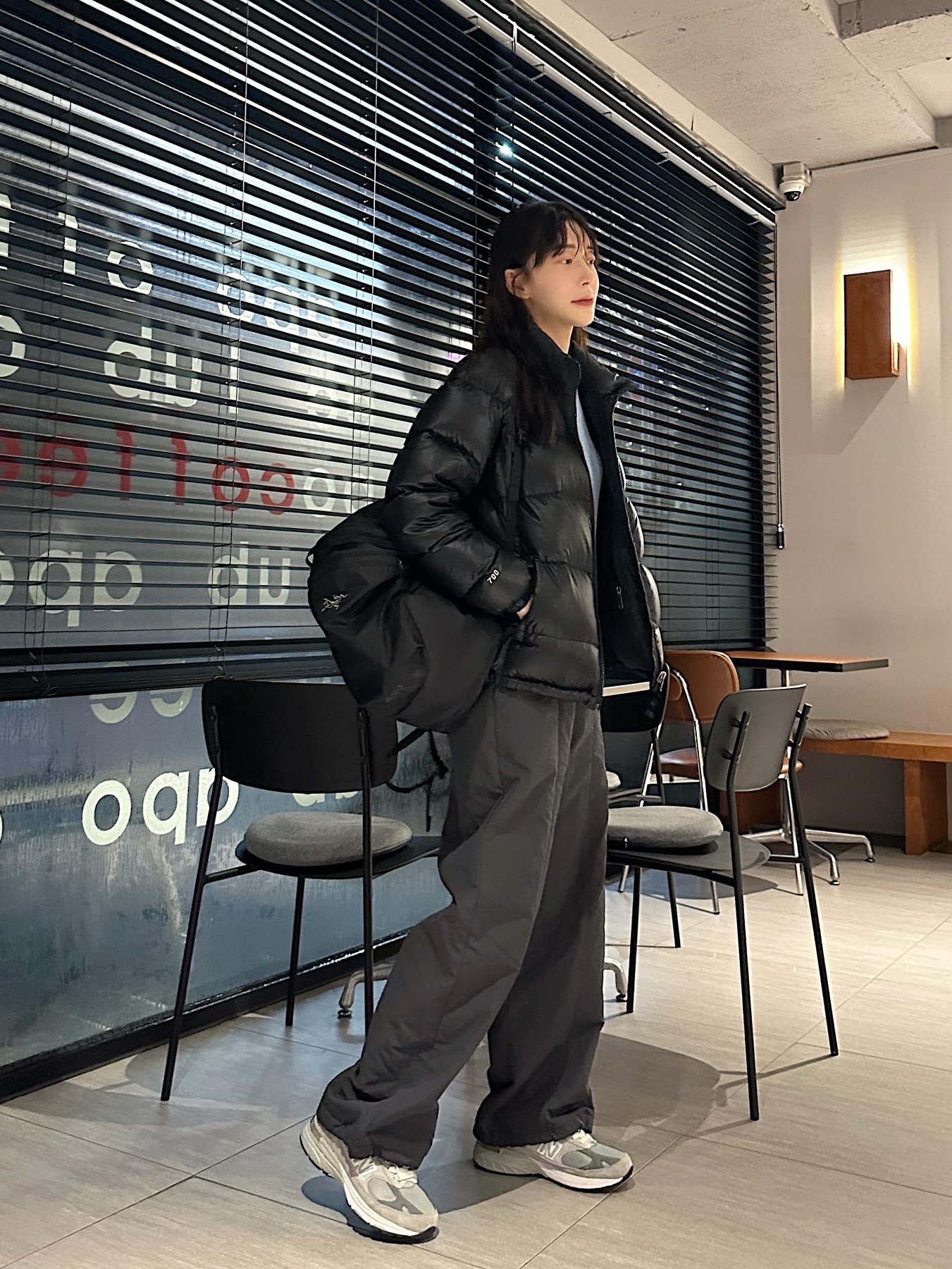 Arc'teryx Heliad 15 Backpack Black, (W) New Balance 993 Made in USA Grey - B Standard 착용 스타일 - 1