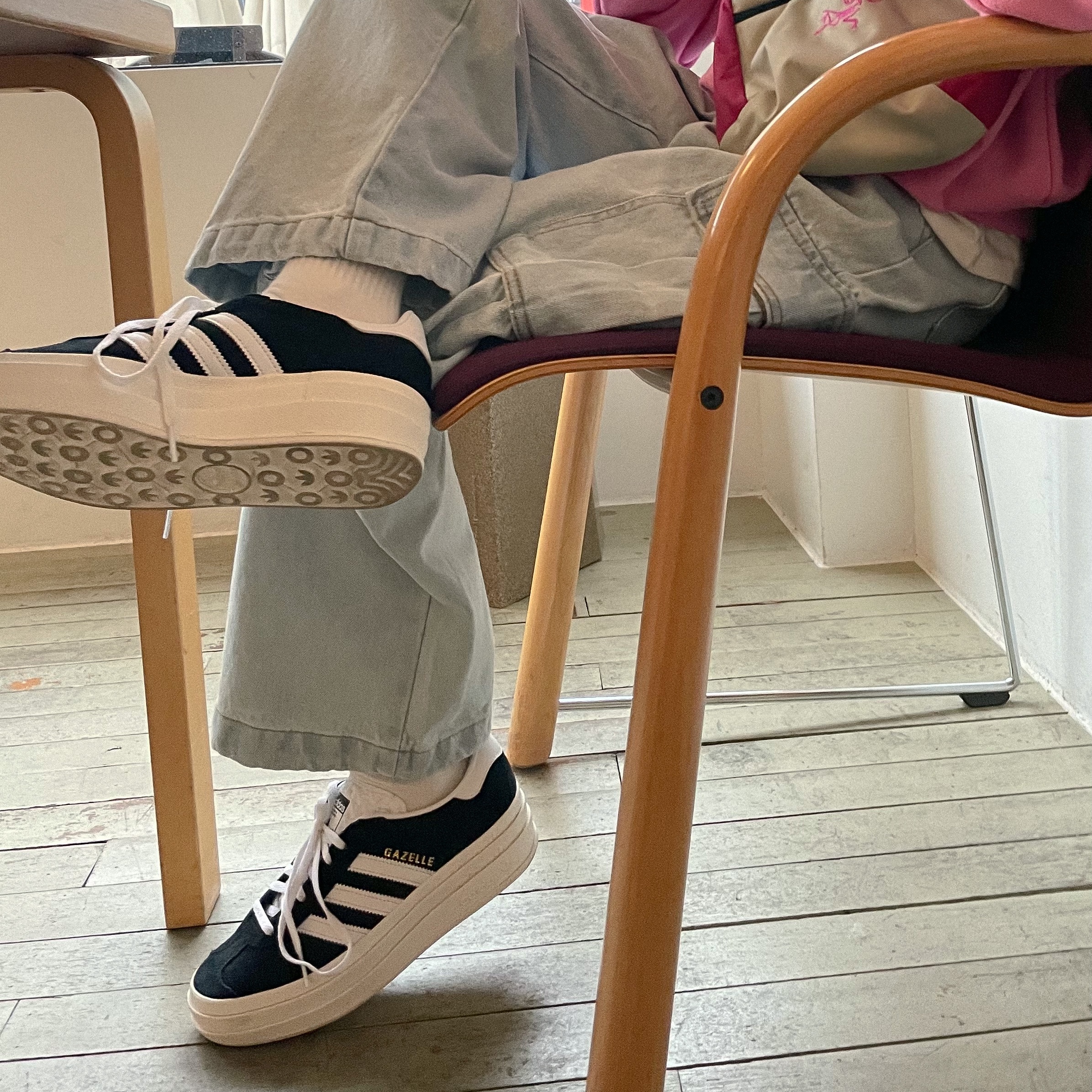 (W) Adidas Gazelle Bold Core Black Cloud White 착용 스타일 - 4