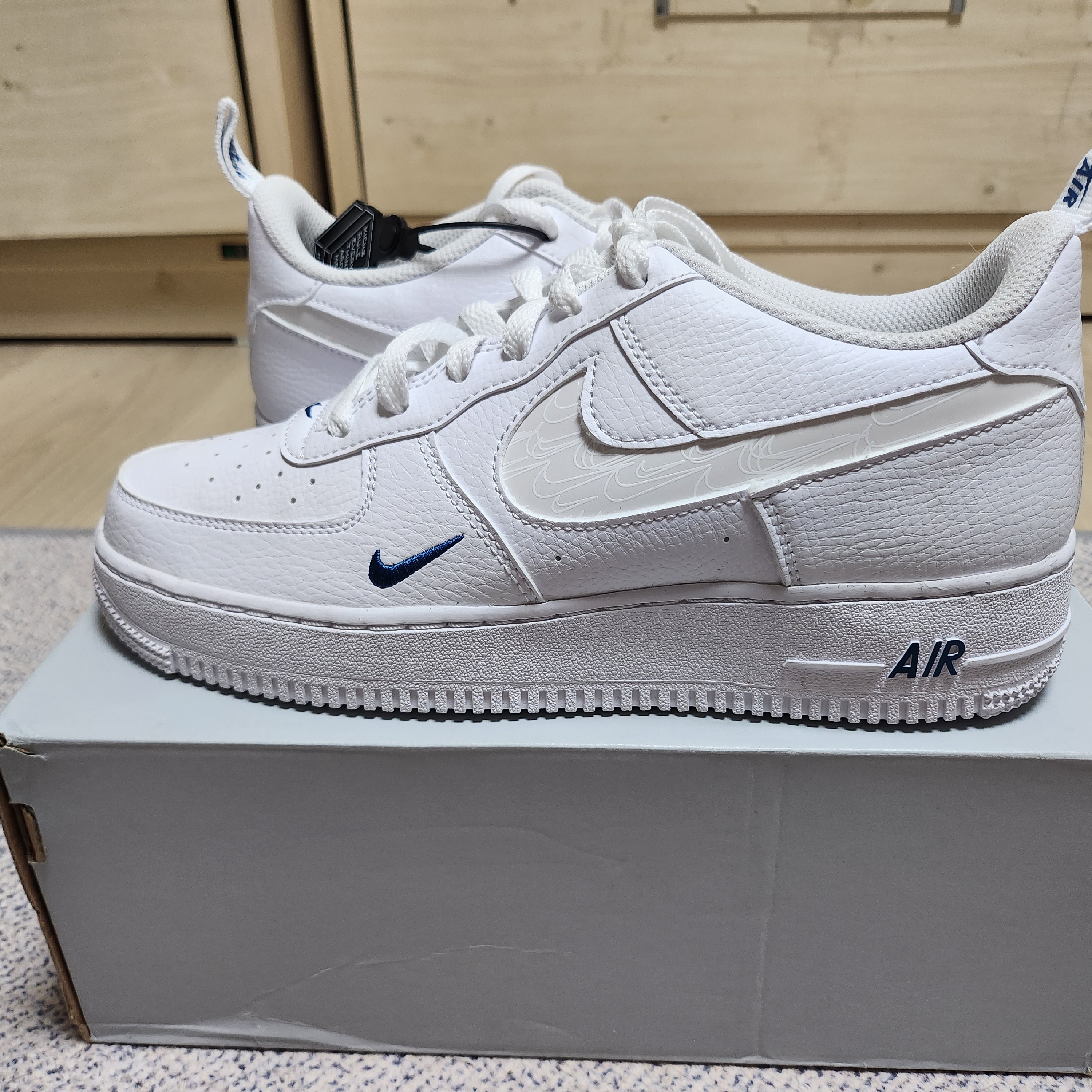 (GS) Nike Air Force 1 LV8 White Dark Marina Blue 착용 스타일 - 1