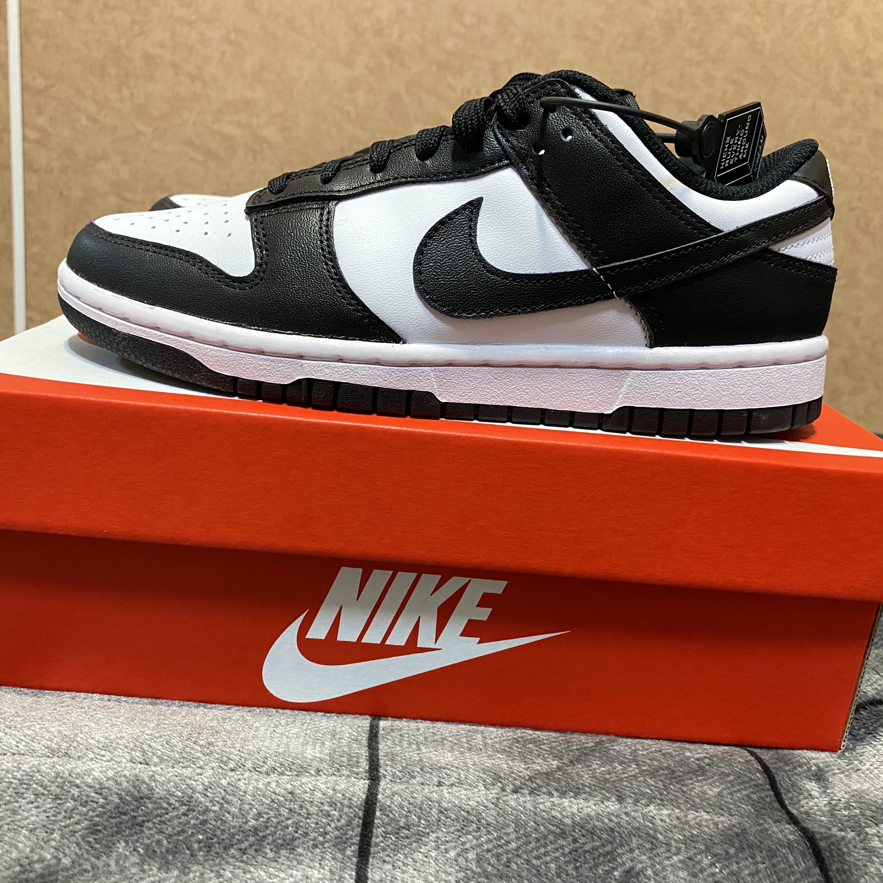 (W) Nike Dunk Low Black 착용 스타일 - 1