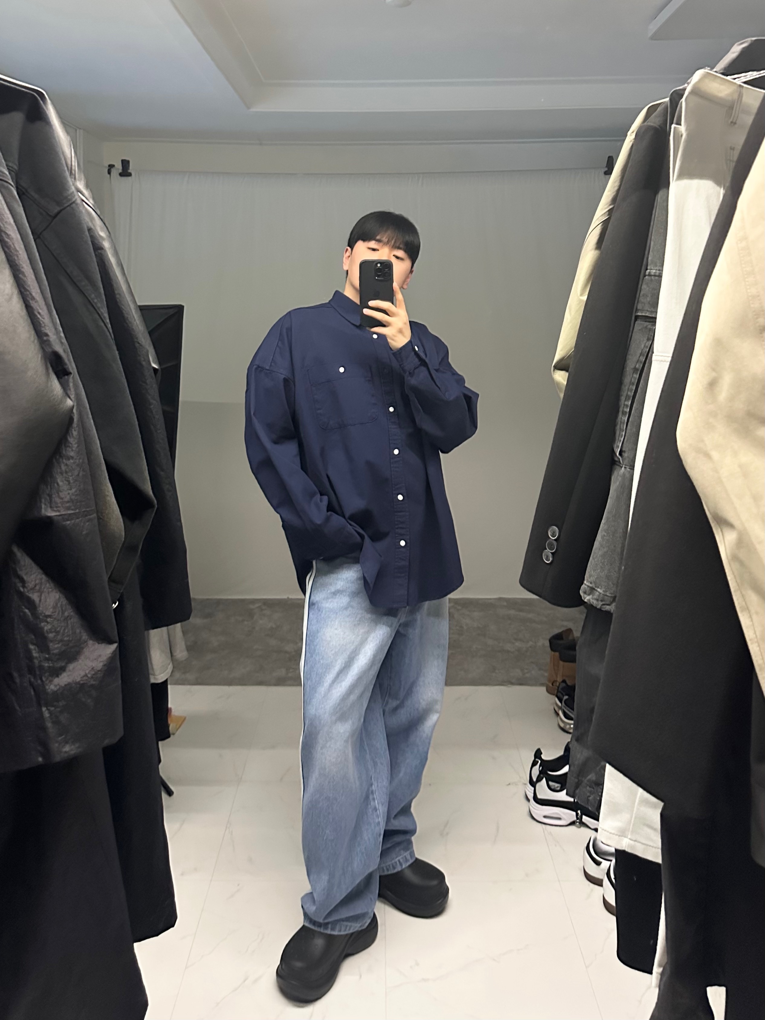 Balenciaga x Crocs Rubber Boot Black 착용 스타일 - 1