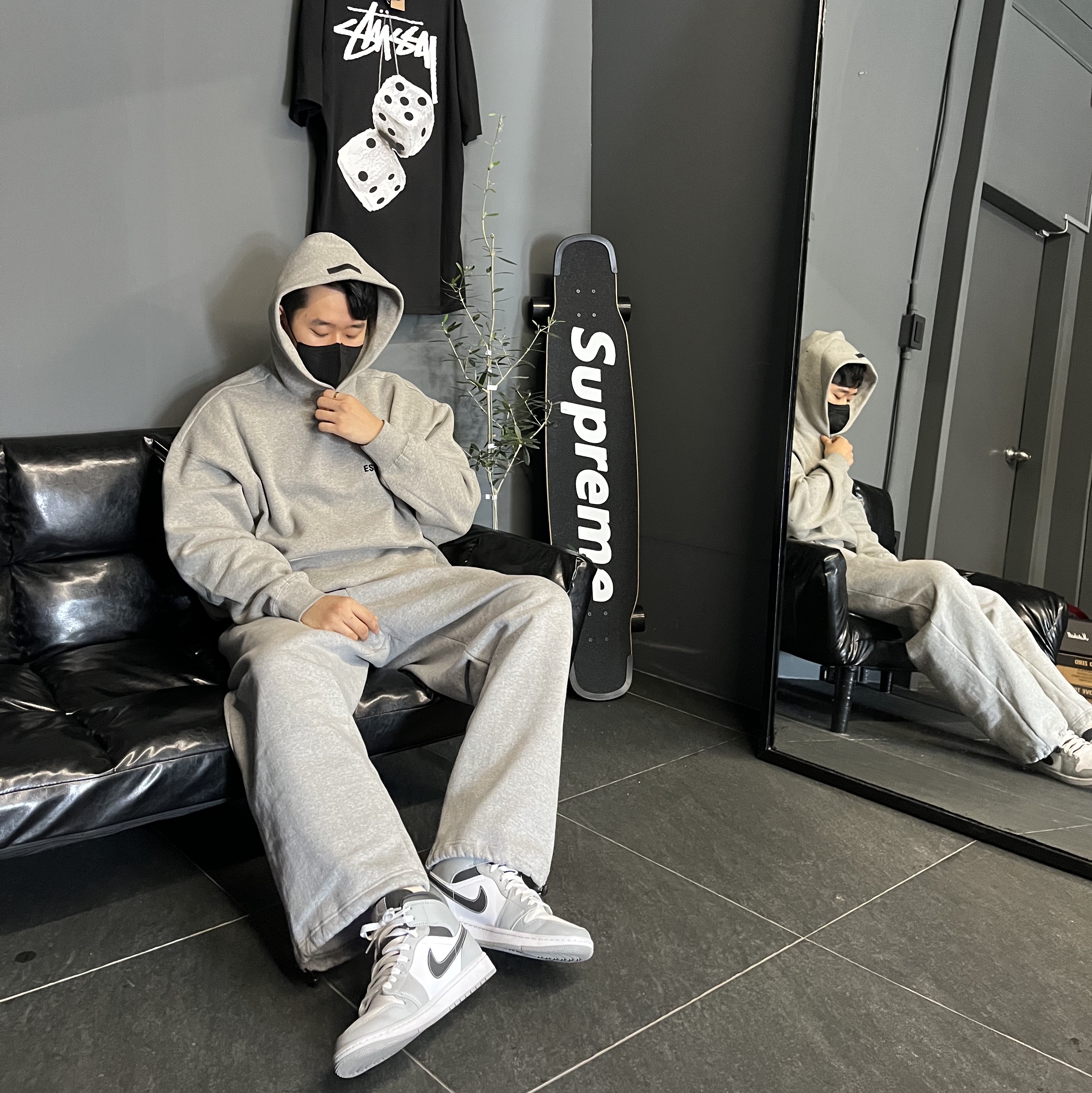 Essentials The Core Collection Hoodie Light Oatmeal, Jordan 1 Mid Light Smoke Grey 착용 스타일