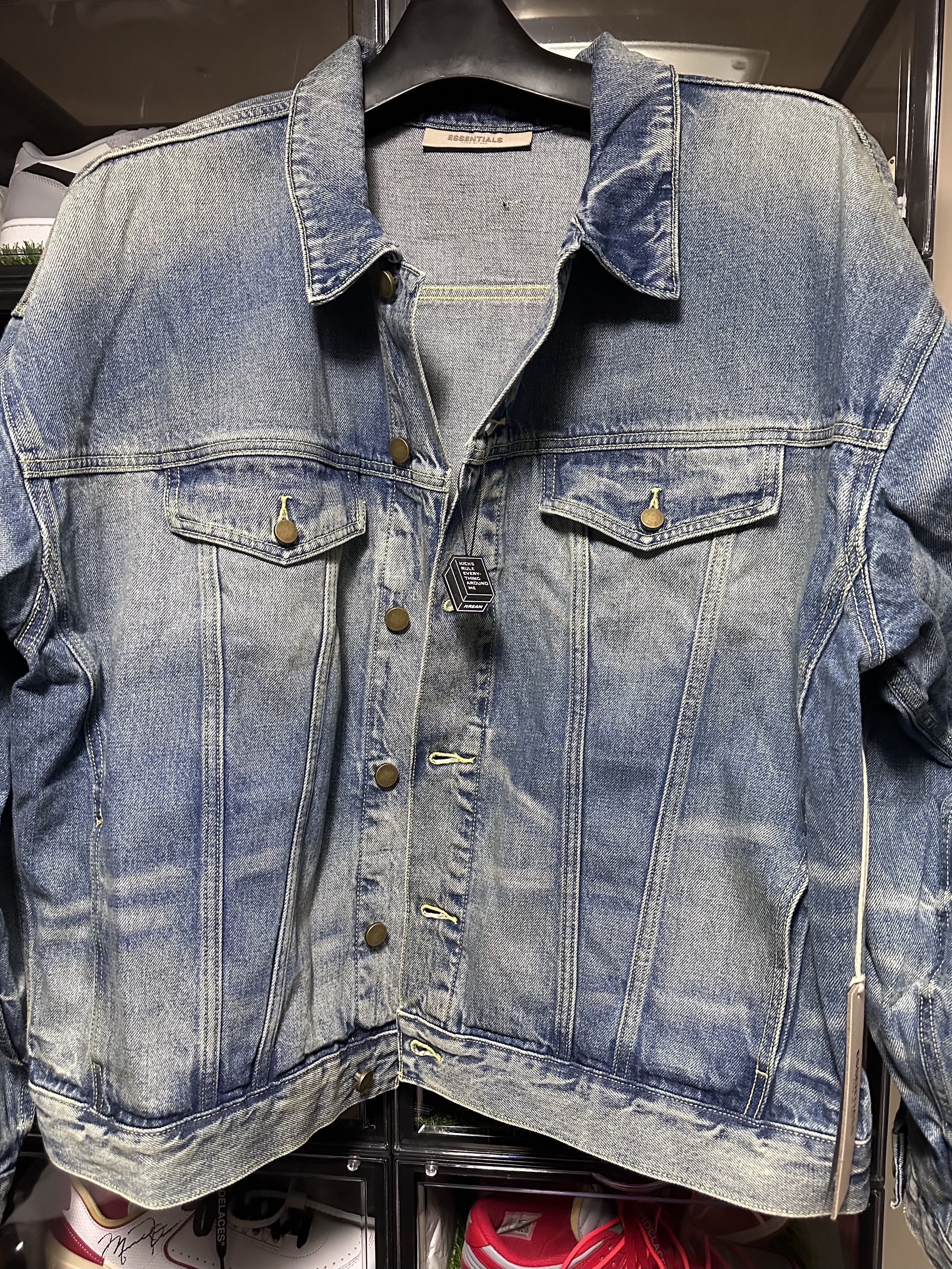Essentials Trucker Jacket Indigo 착용 스타일 - 2