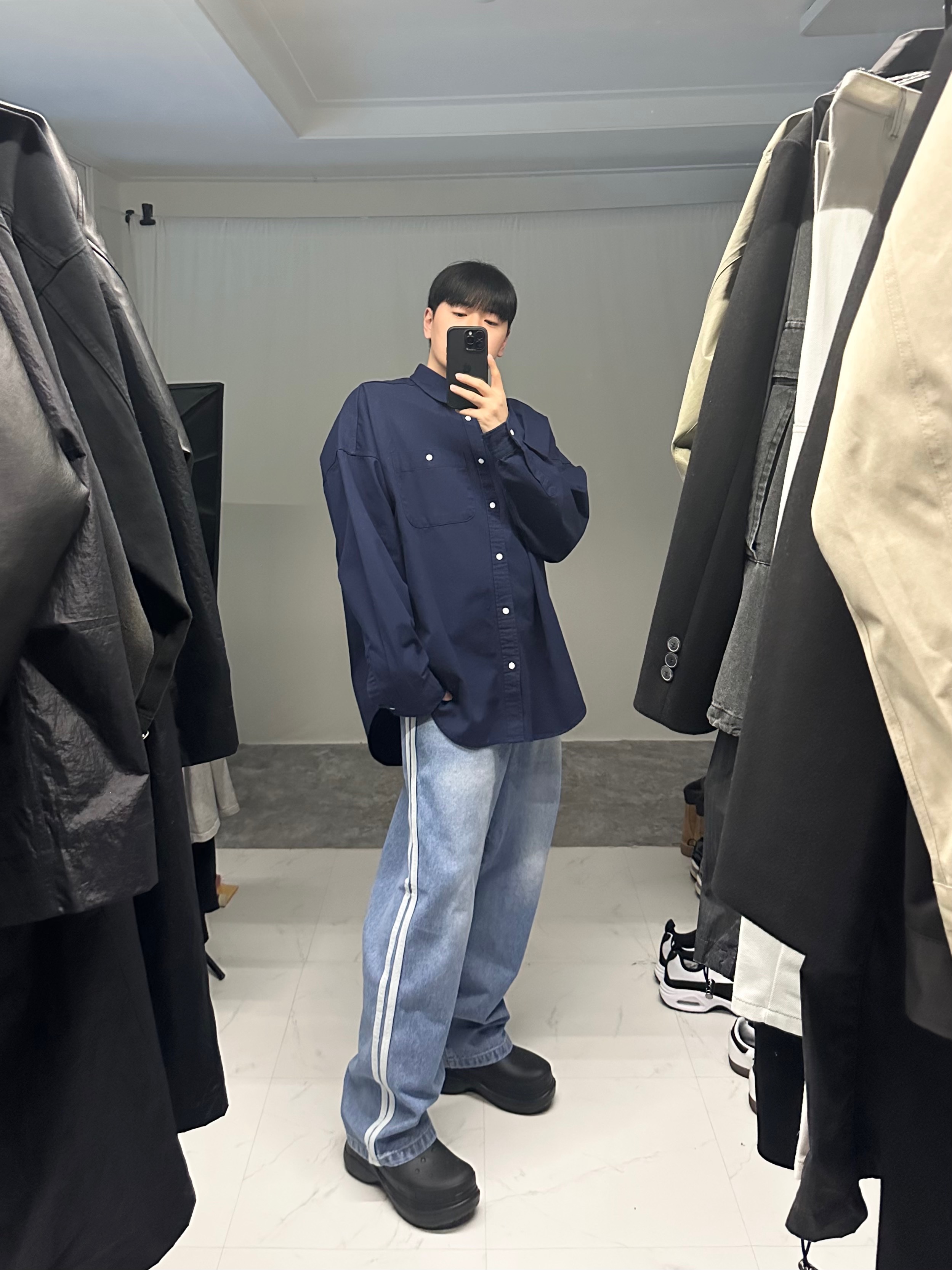 Balenciaga x Crocs Rubber Boot Black 착용 스타일 - 2