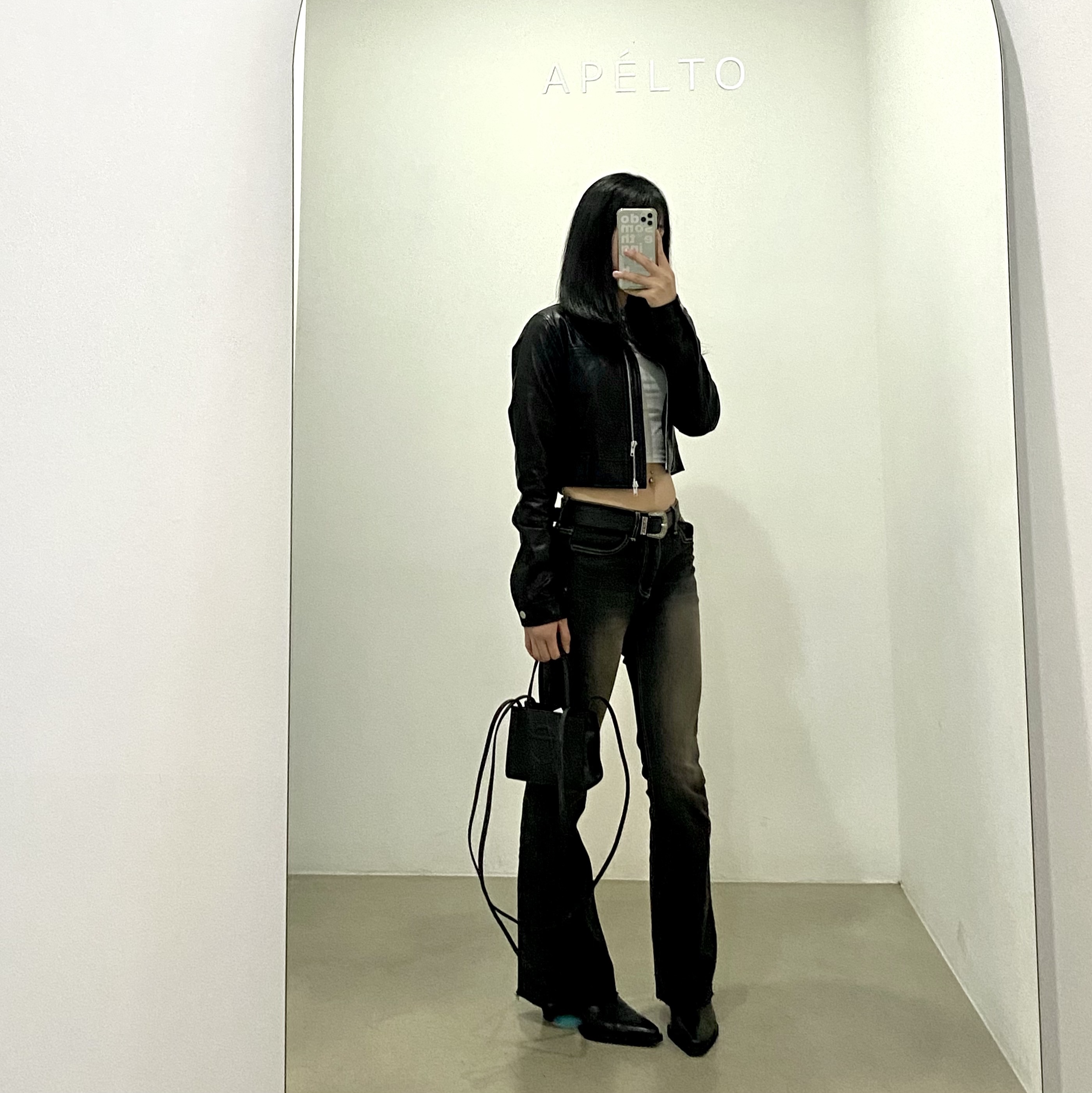 Telfar Small Shopping Bag Black 착용 스타일