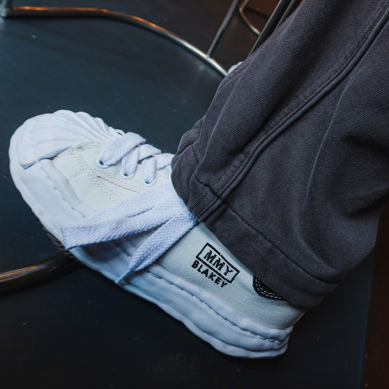 Maison Mihara Yasuhiro Blakey OG Sole Canvas Low-top Sneakers White 착용 스타일