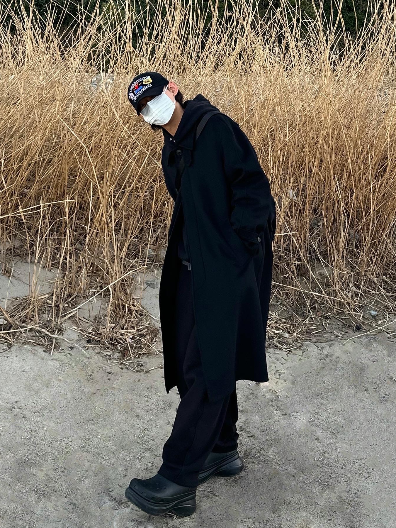 Balenciaga x Crocs Rubber Boot Black 착용 스타일 - 1
