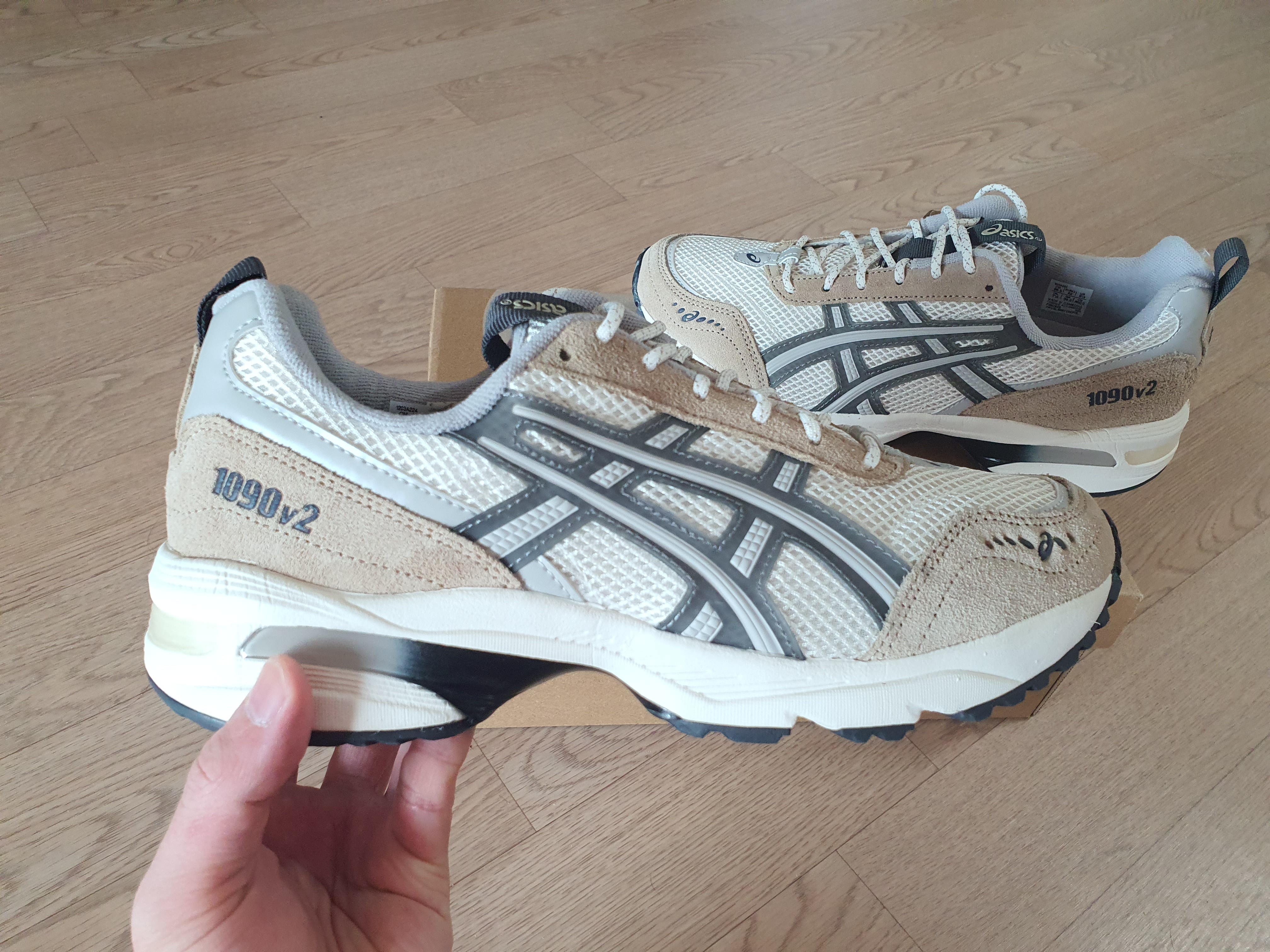 Asics Gel-1090 V2 Cream Clay Grey 착용 스타일 - 3
