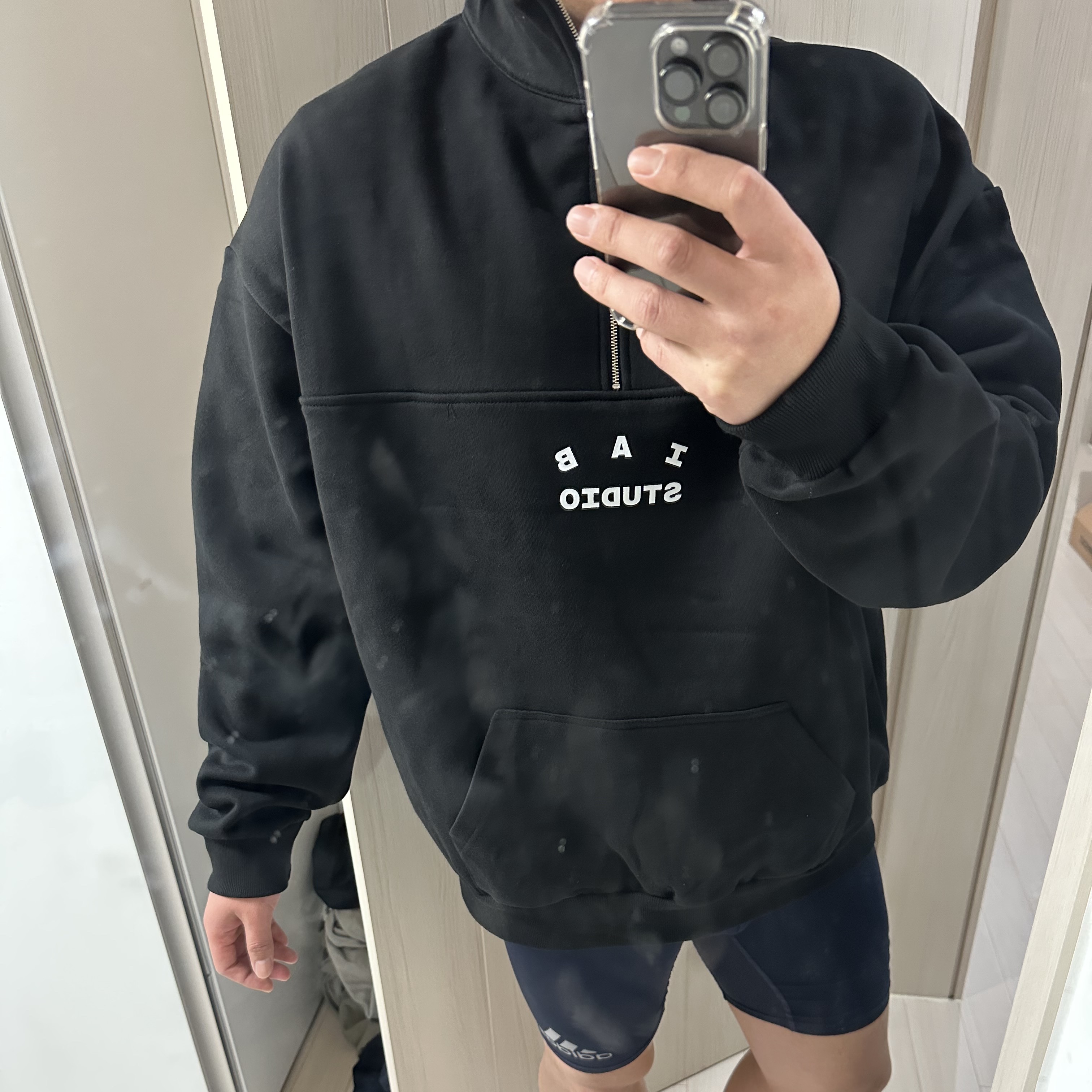 IAB Studio Half Zip-Up Black White 착용 스타일 - 1