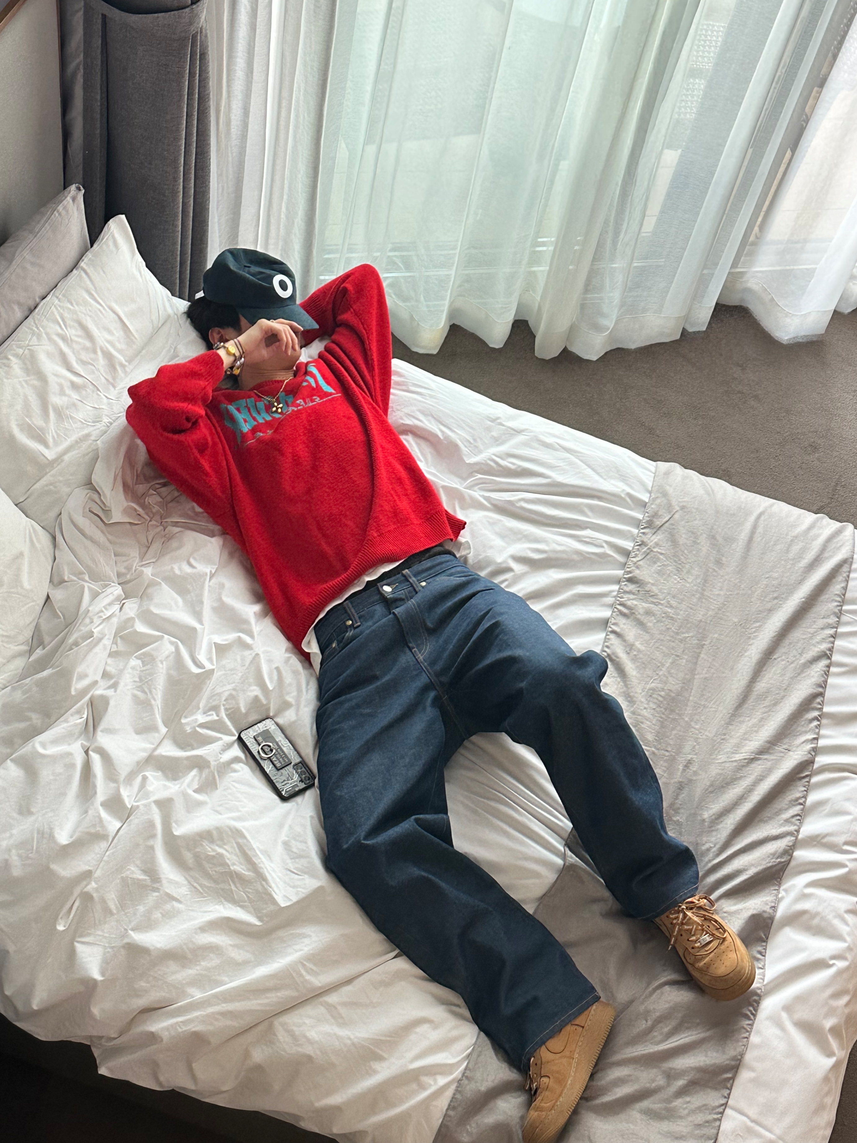 Supreme x Thrasher Sweater Red - 21FW, Supreme Baggy Jean Rigid Indigo - 22FW 착용 스타일