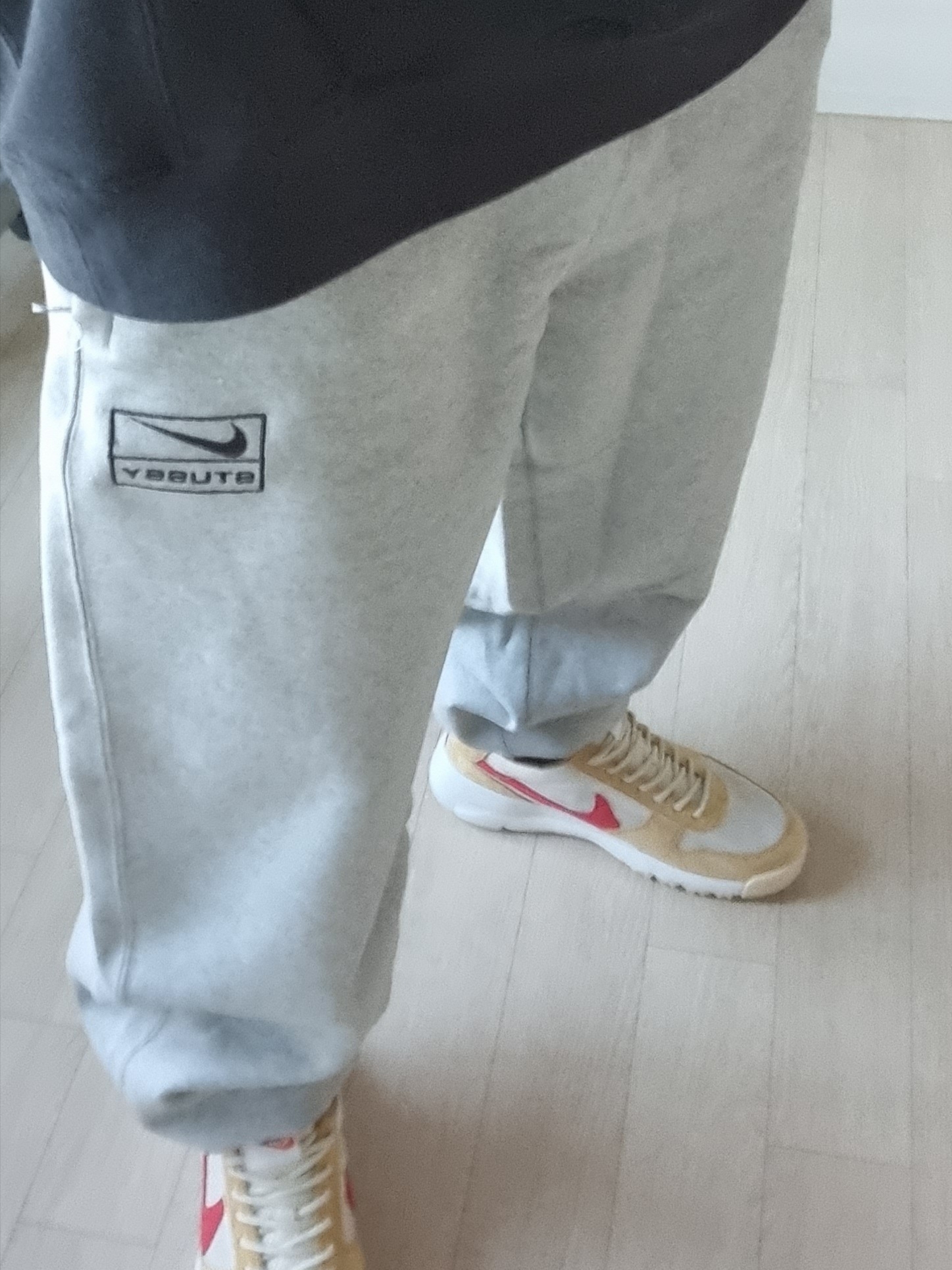 Nike x Stussy NRG Fleece Pants Dark Grey Heather (DO9340-063), Nike x Tom Sachs Mars Yard Shoe 2.0 Space Camp 착용 스타일