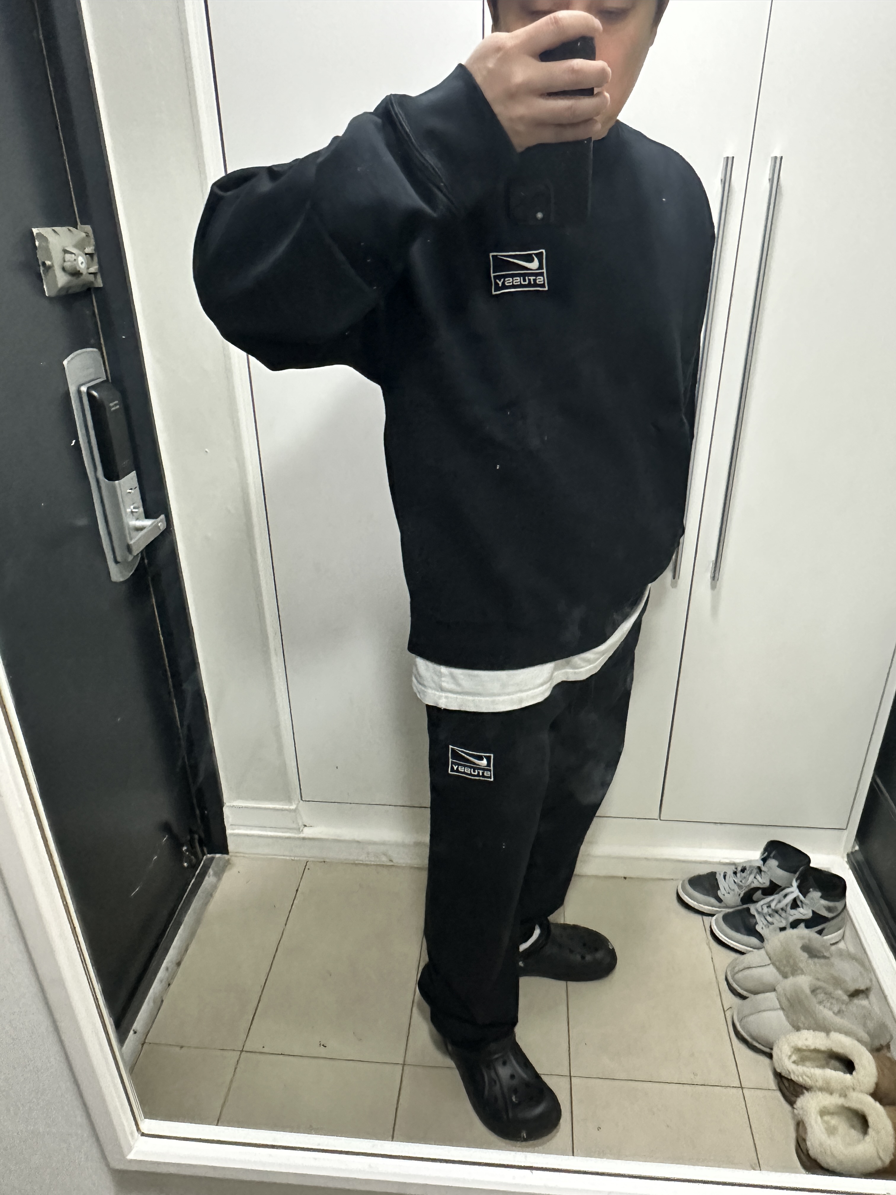 Nike x Stussy NRG Washed Fleece Crewneck Black (DO5310-010), Nike x Stussy NRG Washed Fleece Pants Black (DO5296-010) 착용 스타일 - 2