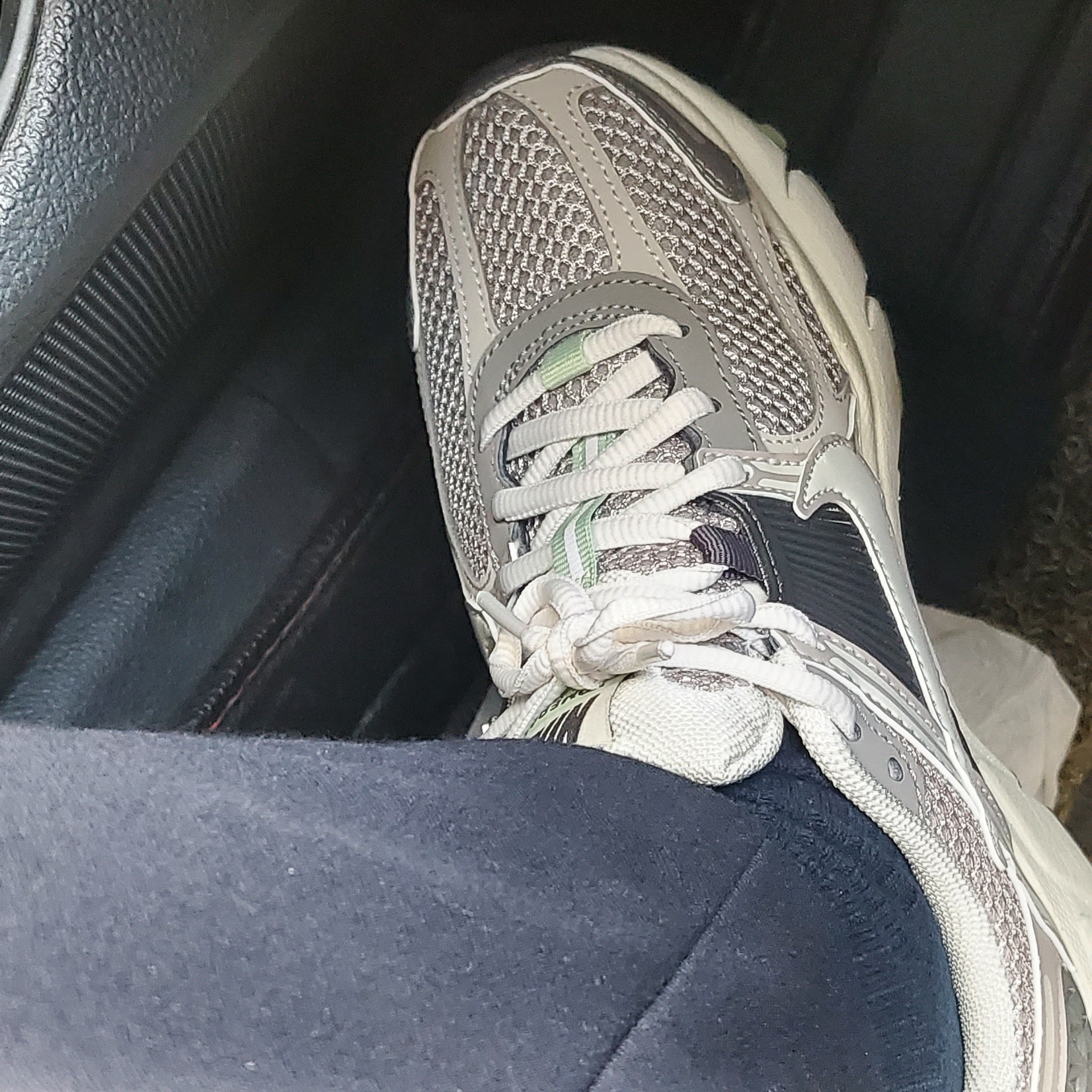 (W) Nike Zoom Vomero 5 Cobblestone and Flat Pewter 착용 스타일