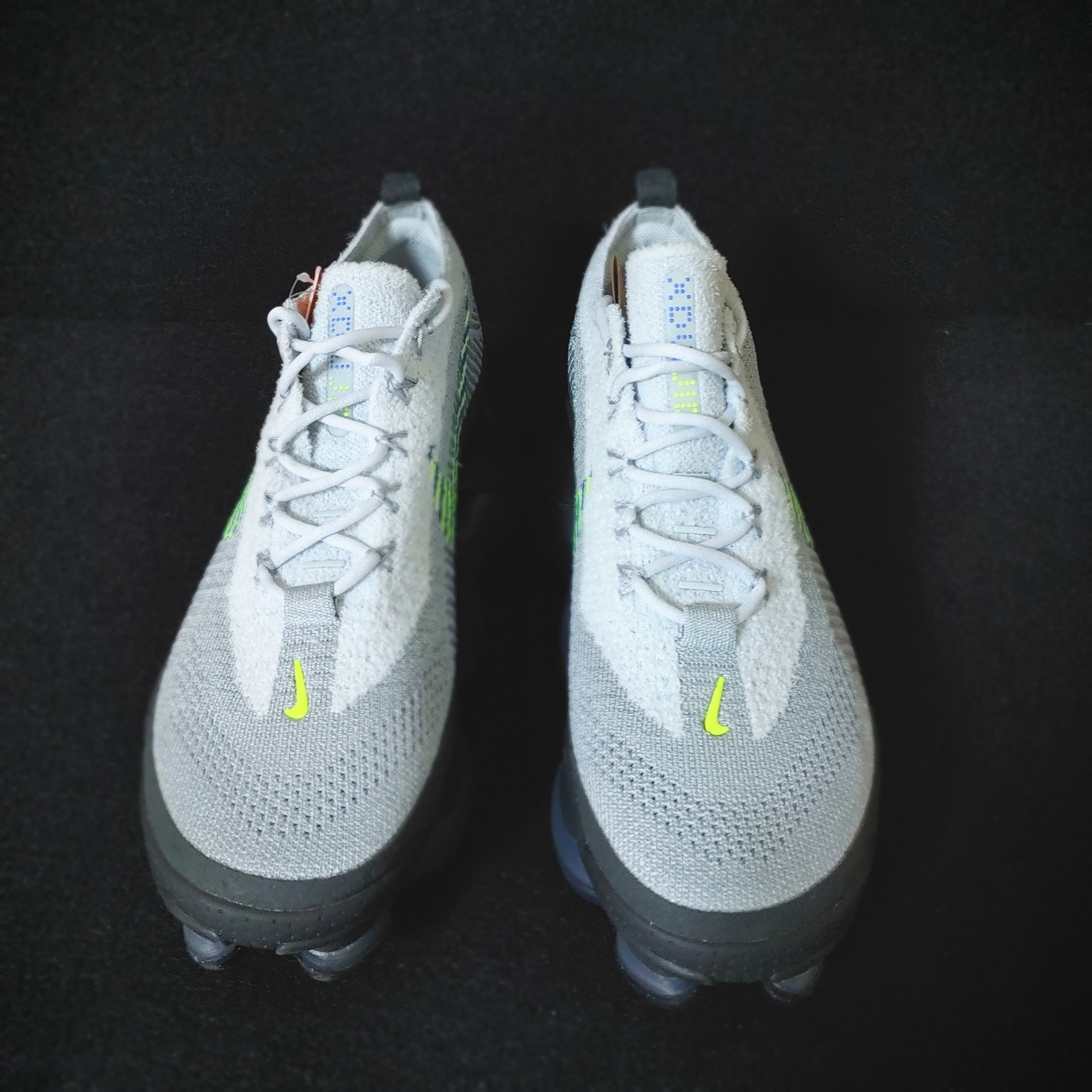 Nike Air Max Scorpion Flyknit Dark Smoke Grey 착용 스타일 - 1