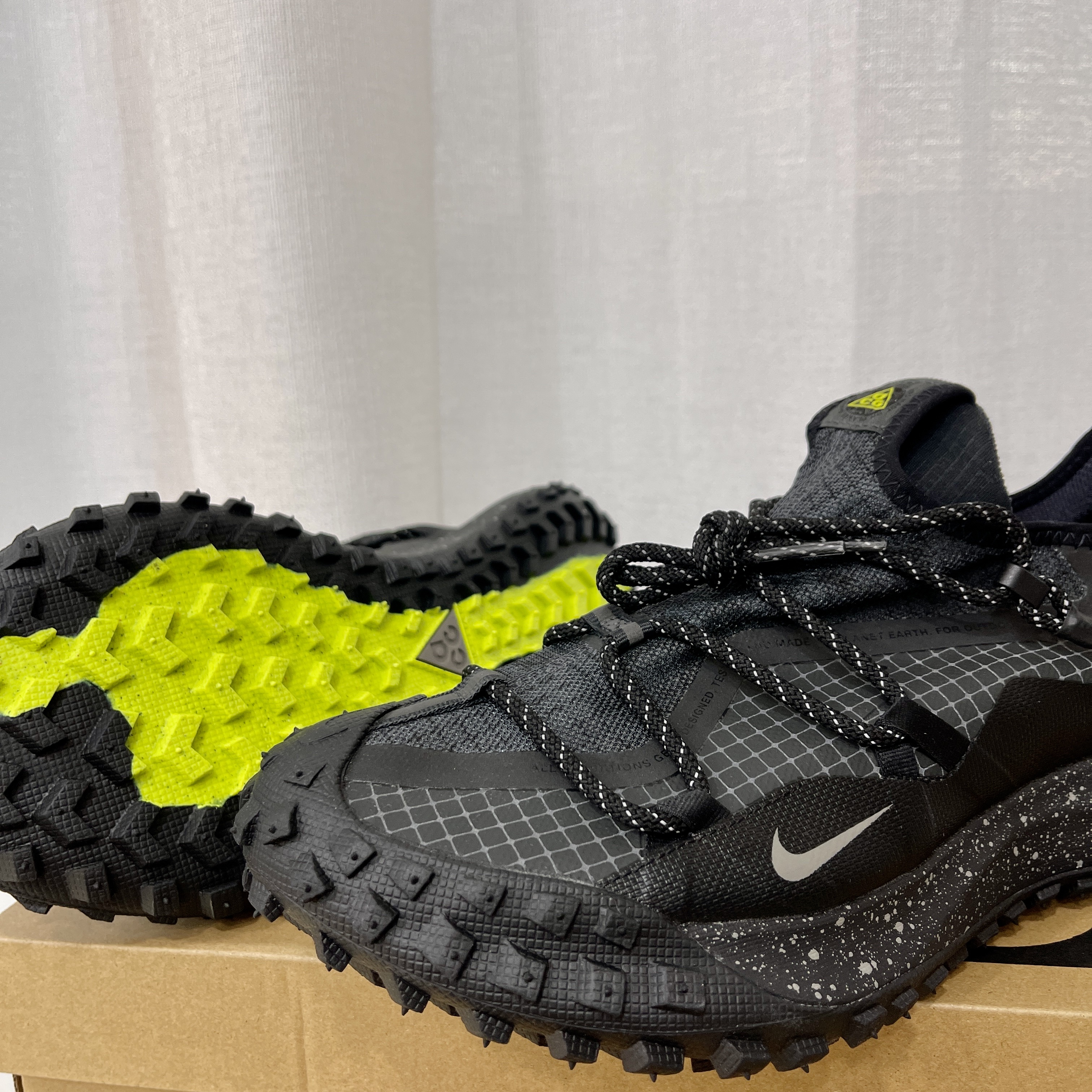Nike ACG Mountain Fly Low Gore-Tex SE Dark Smoke Grey 착용 스타일 - 2