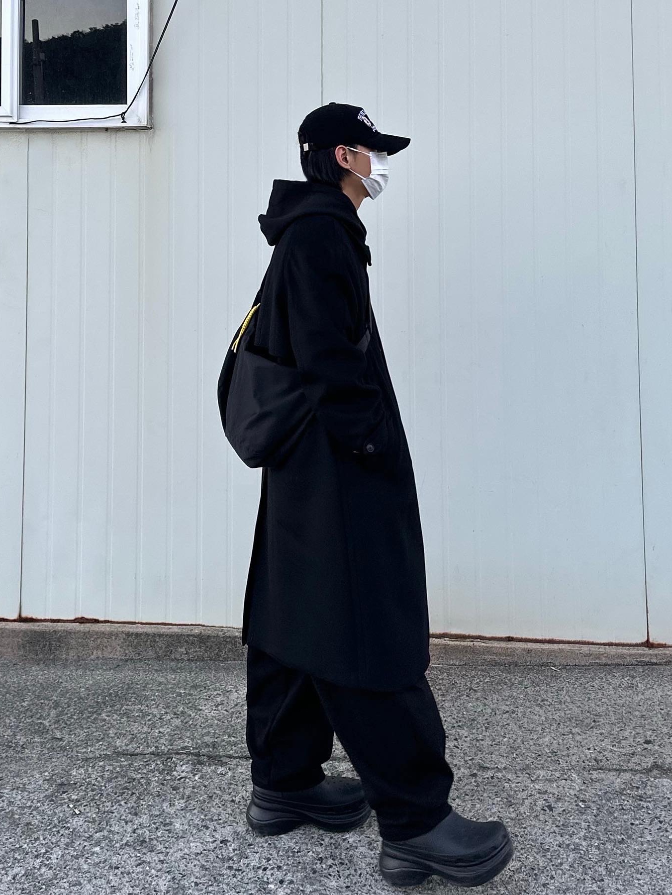 Balenciaga x Crocs Rubber Boot Black 착용 스타일 - 3